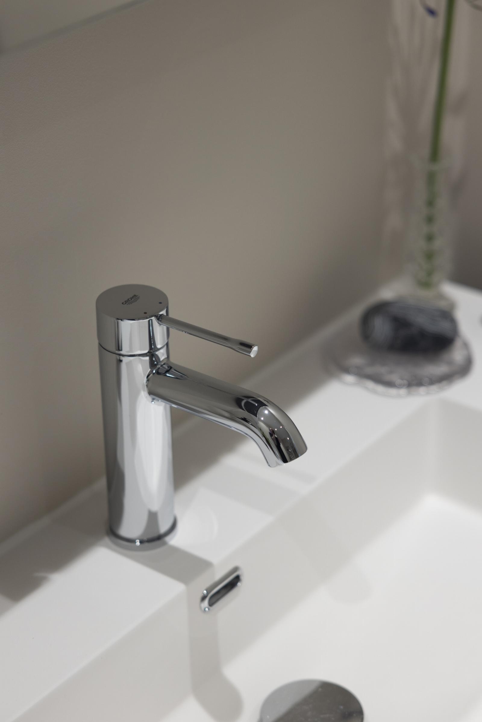 Helstøpt vask fra Marbre. Armatur i krom fra Grohe. Galleribilde