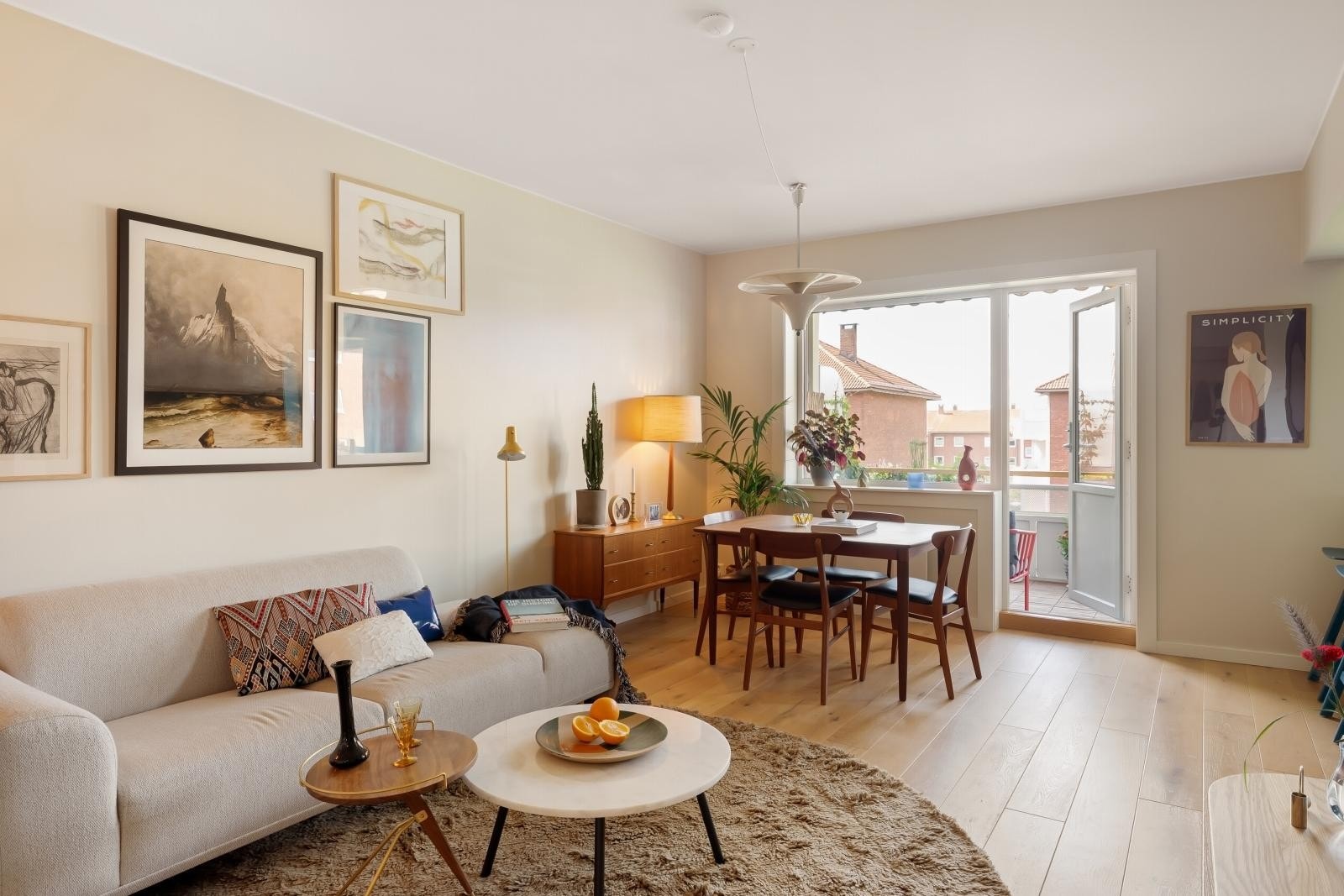 God plass til sofagruppe og spisebord Galleribilde