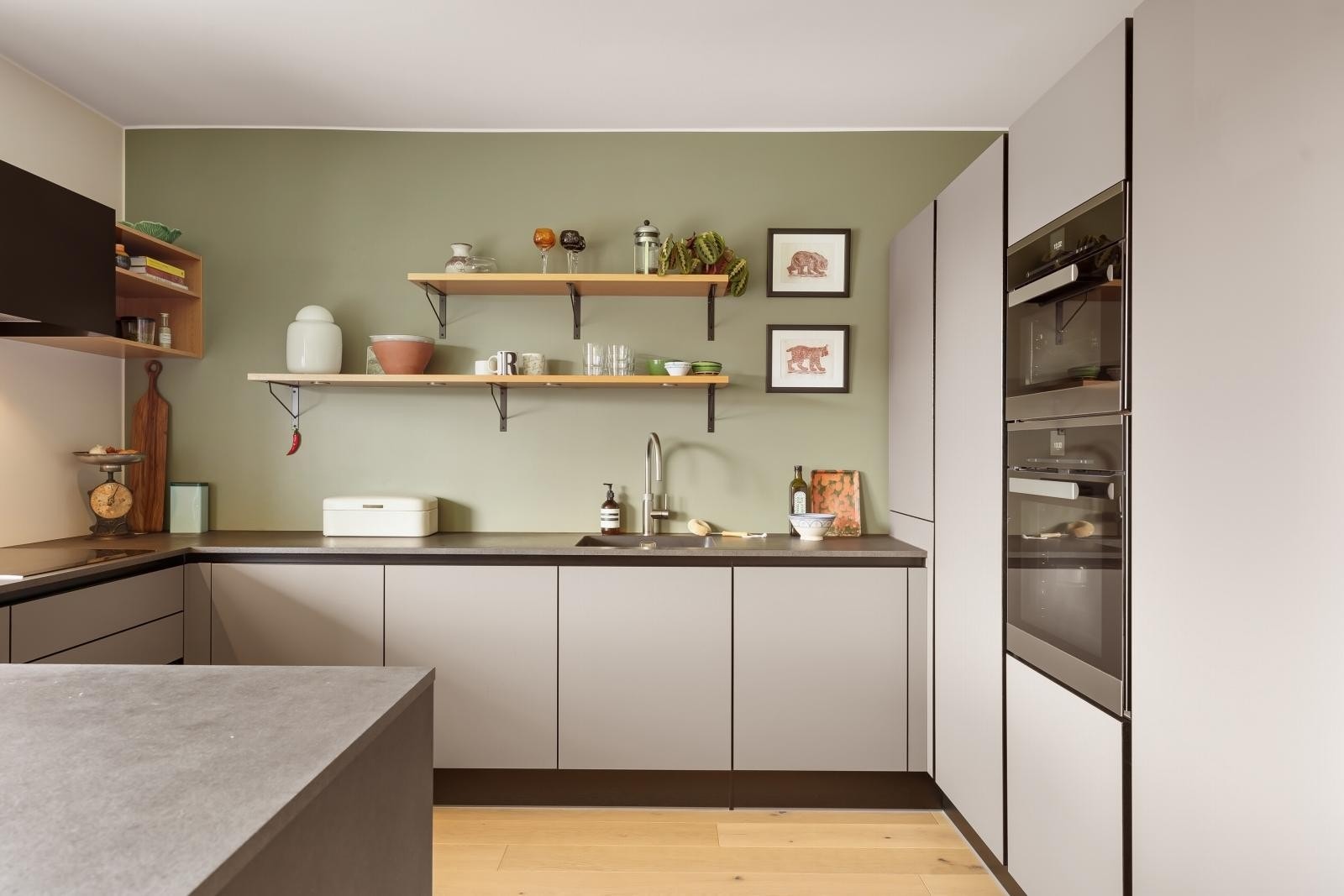 Quooker Flex blandebatteri med kokende vann og uttrekksfunksjon, underlimt vask i duolaminat benkeplate Galleribilde