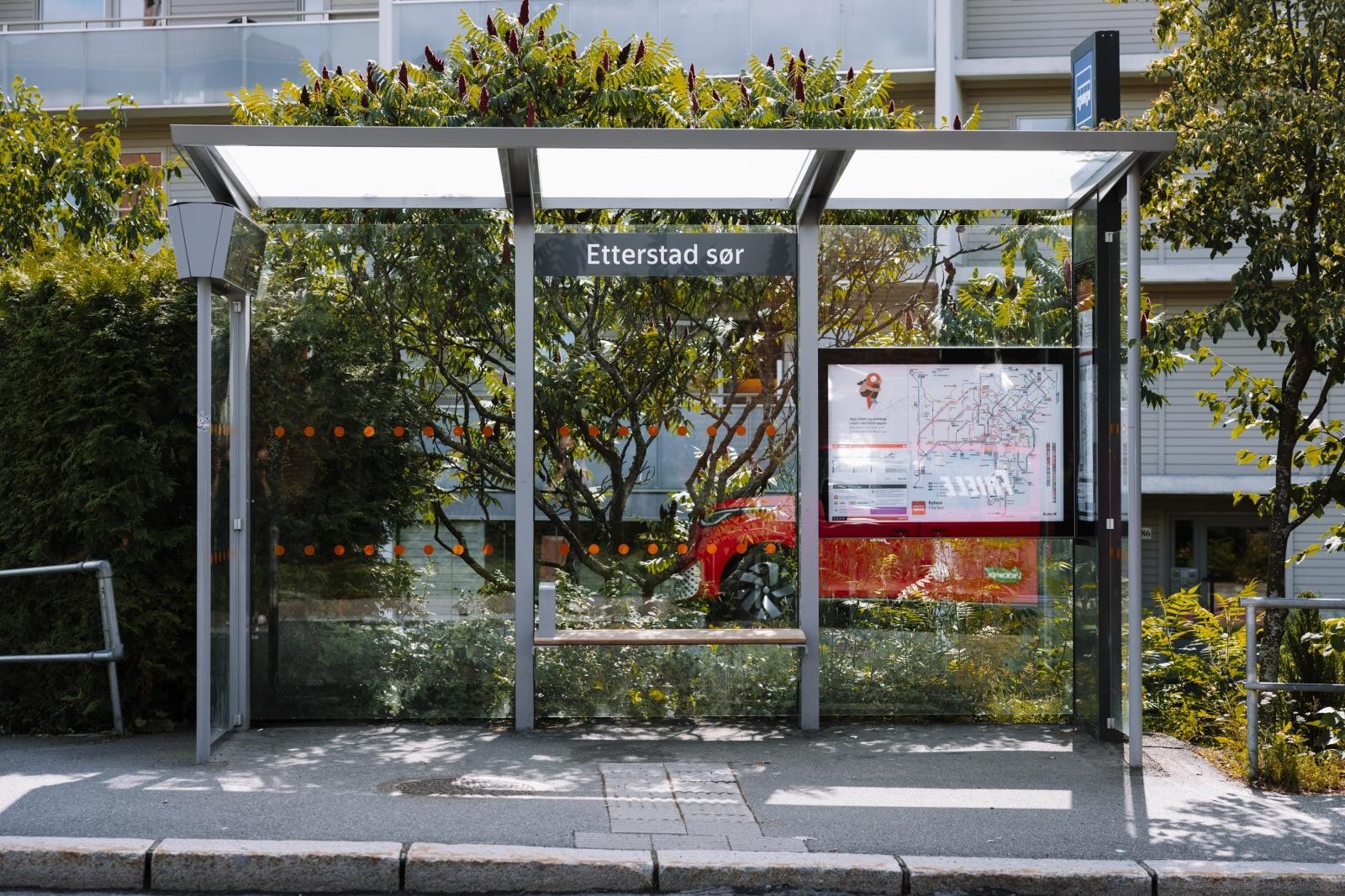Svært god kollektiv forbindelse med 37 bussen like ved blokken Galleribilde