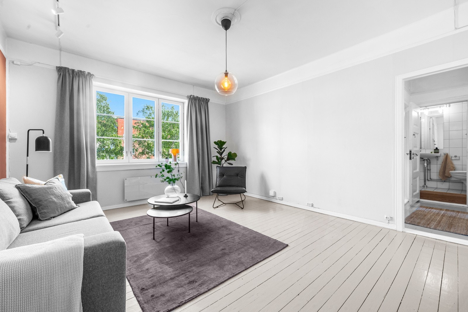 En romslig stue med god plass til spisegruppe om ønskelig. Galleribilde