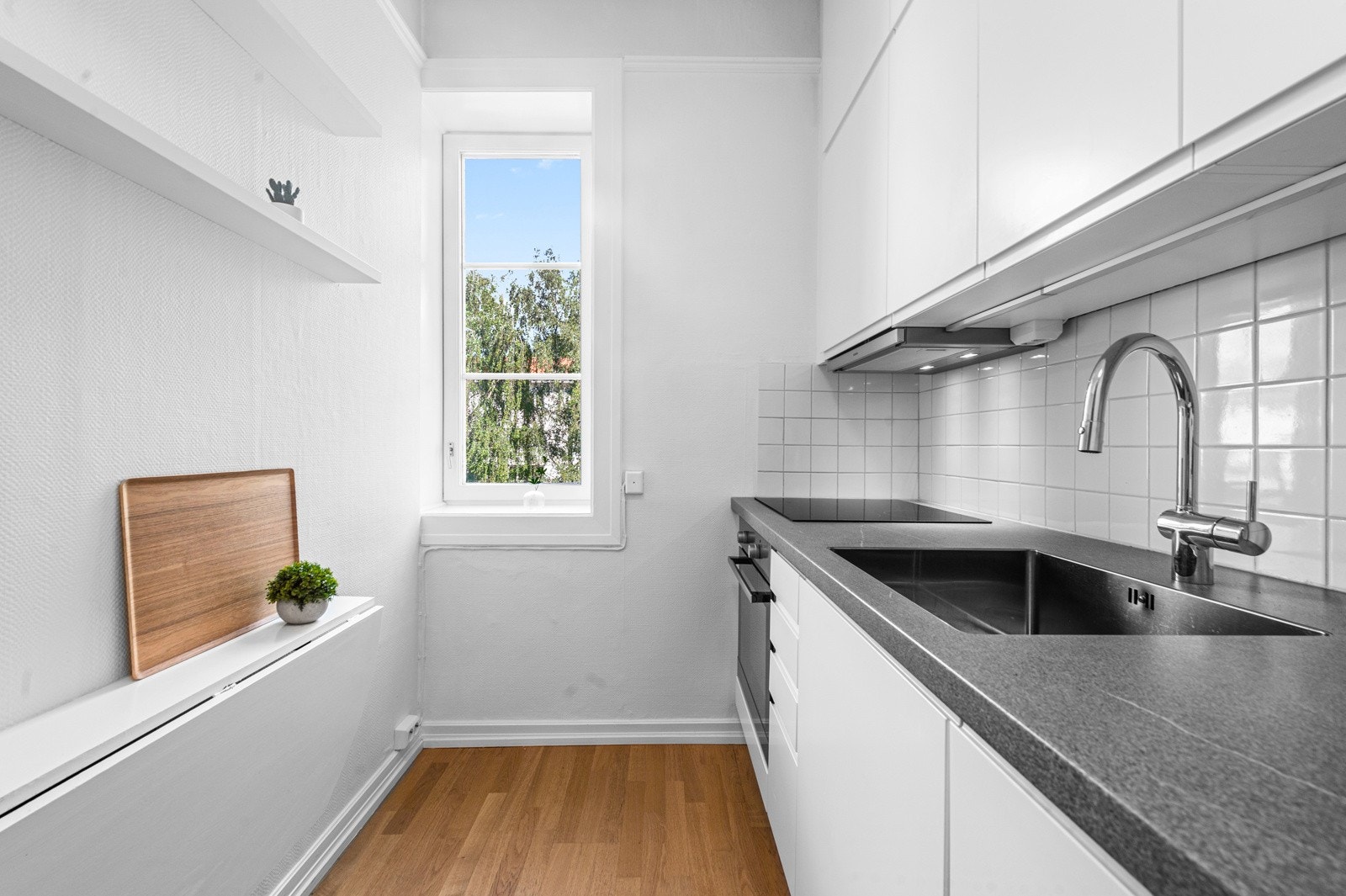 Underlimt oppvaskkum. Slimline ventilator. Galleribilde