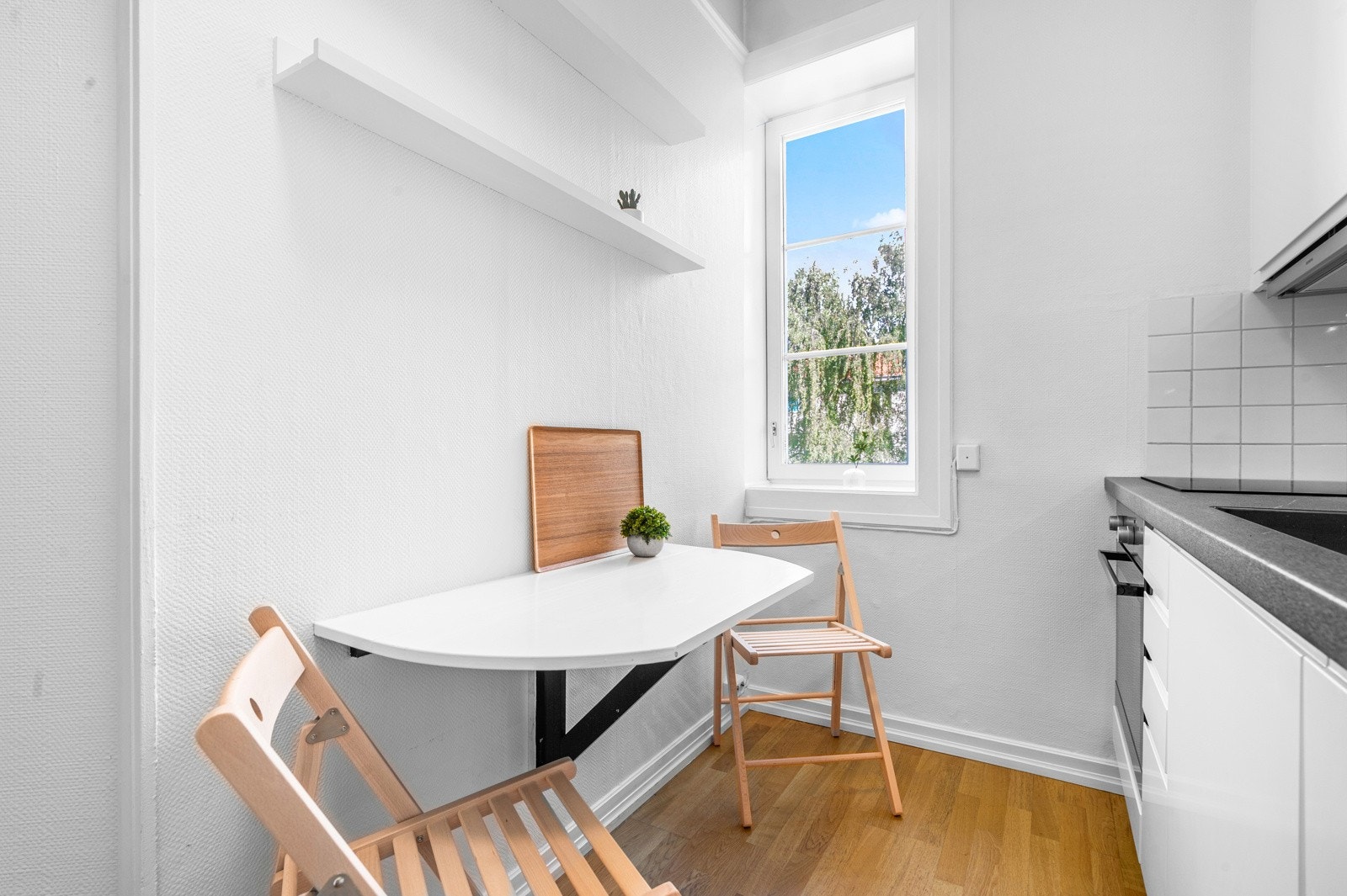 Praktisk spiseplass på kjøkken. Galleribilde