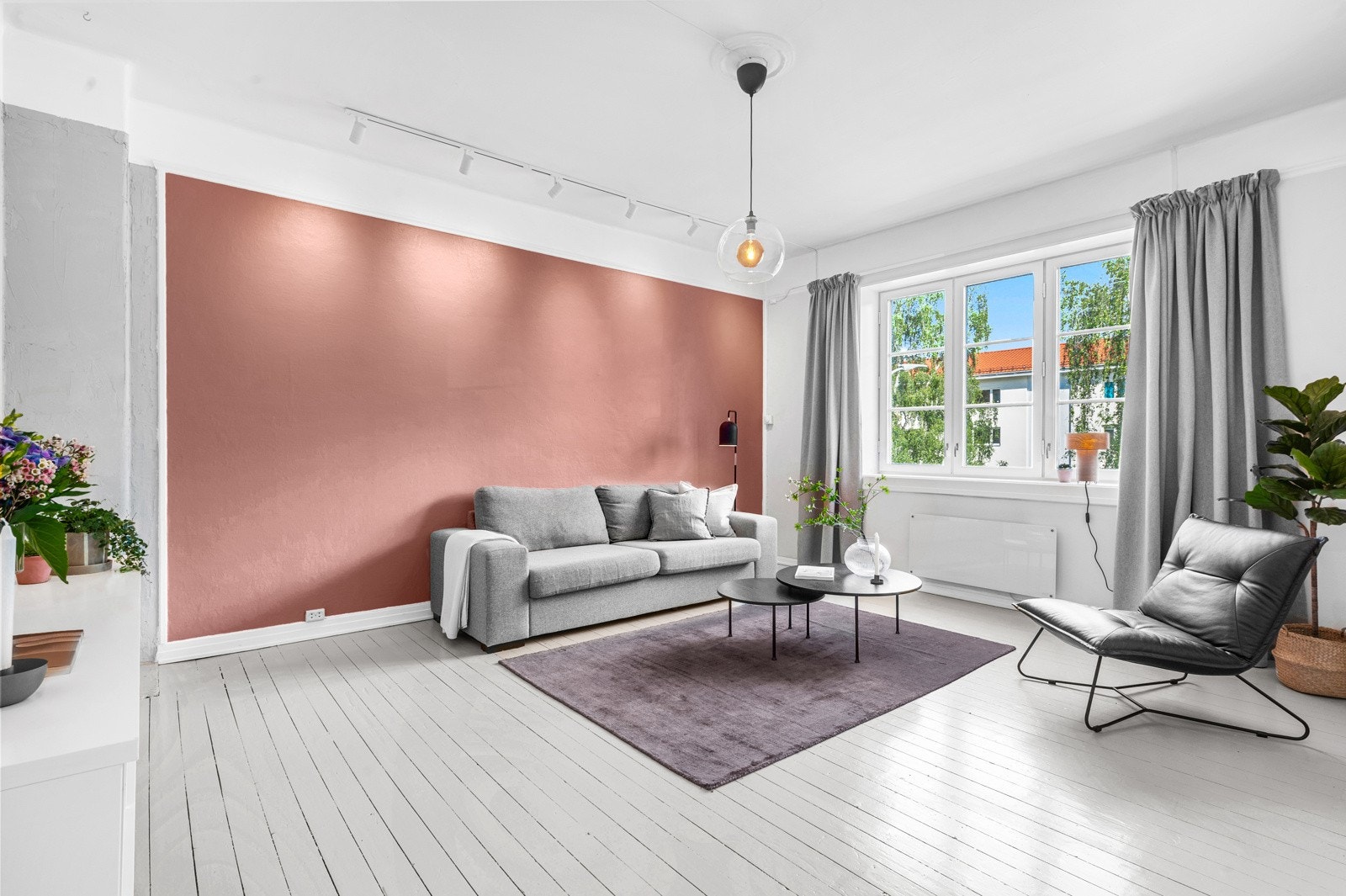 Originale malte furugulv og generøs takhøyde. Galleribilde