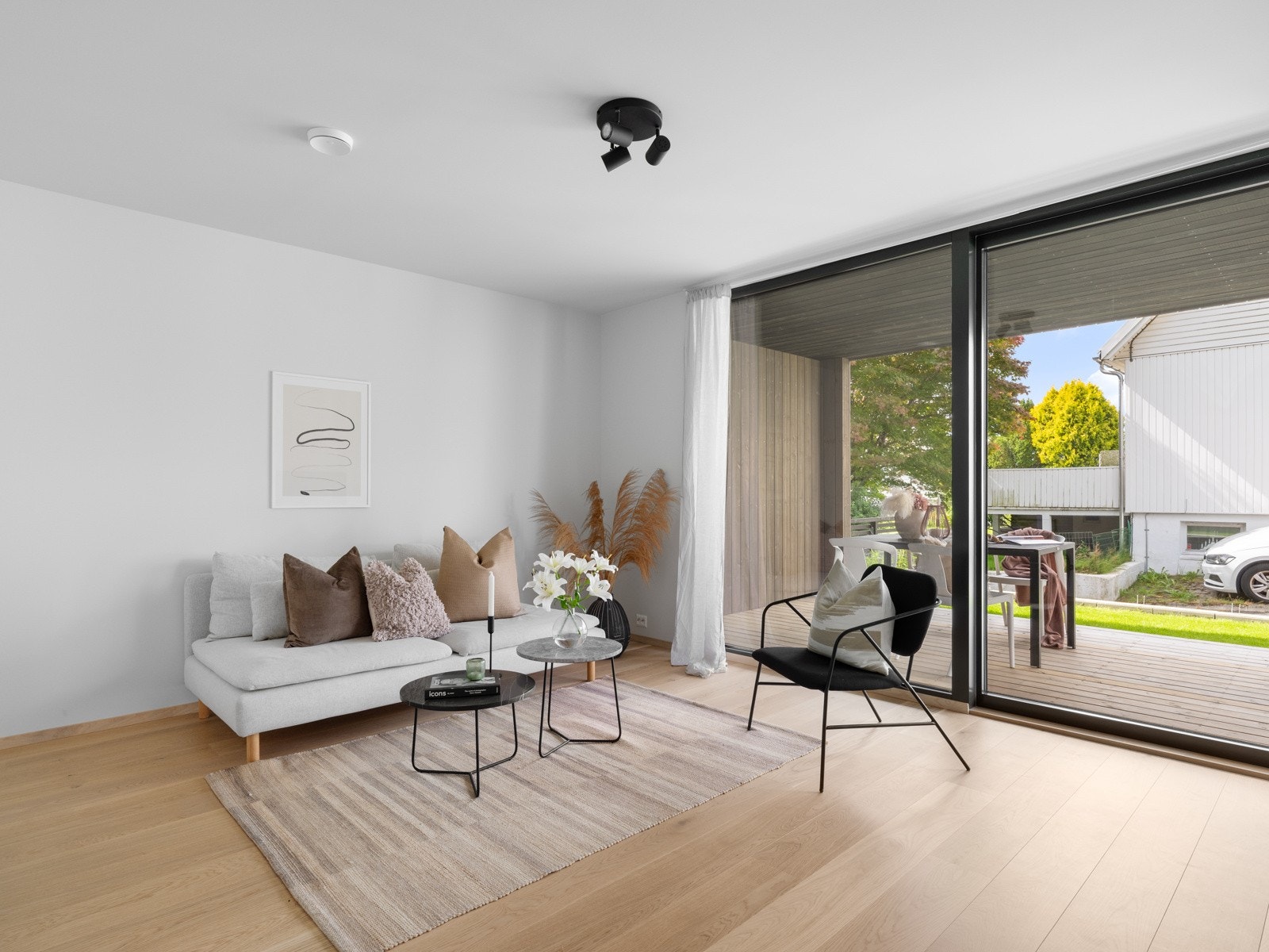 Fra stuen har du lett tilgang til hagen Galleribilde