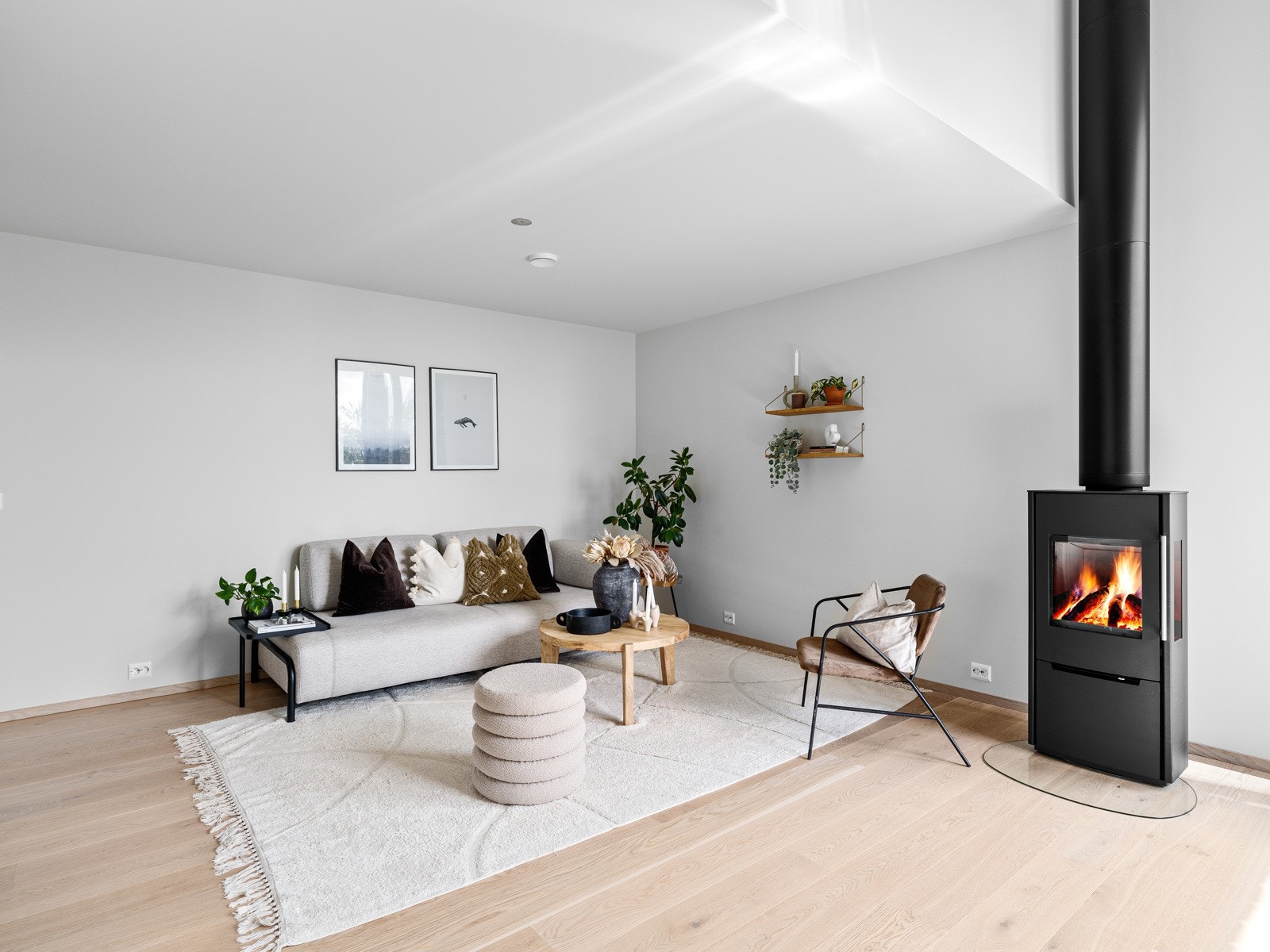 Stuen i 2. etg har peis. Galleribilde