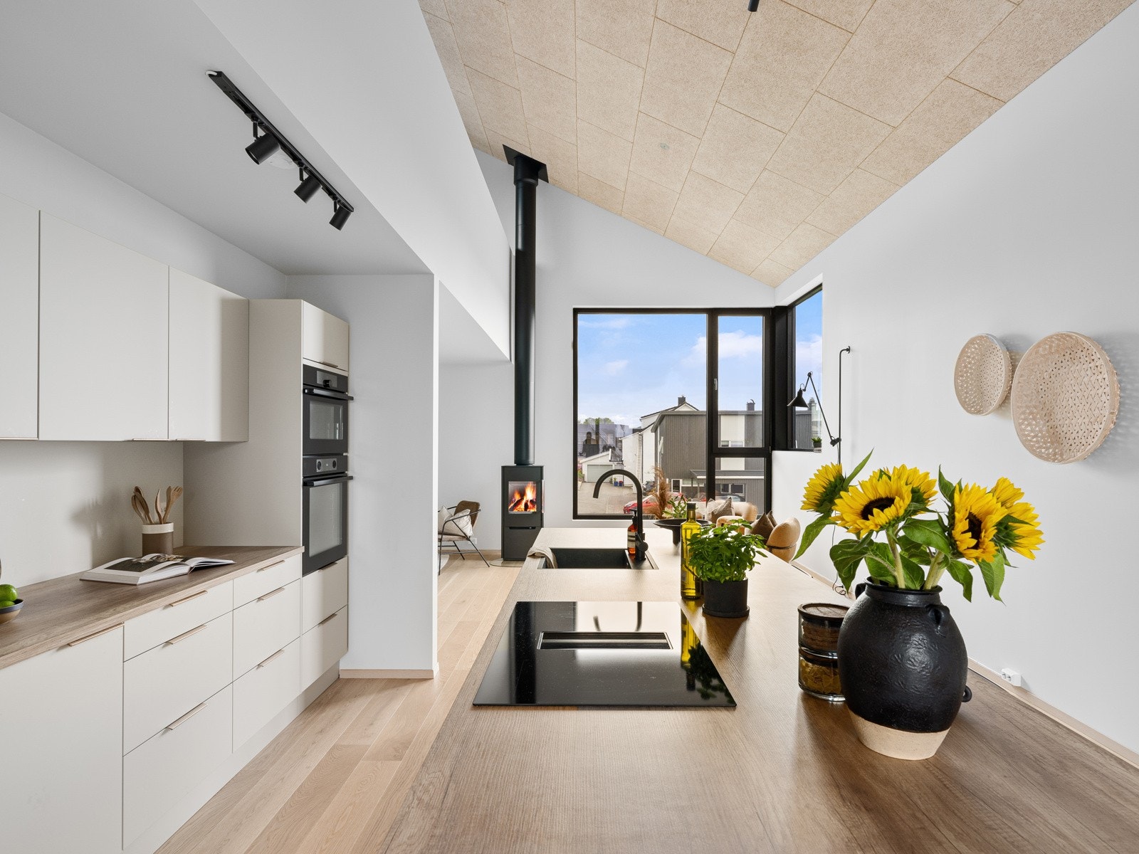 Gode benkeflater og rikelig med oppbevaringsplass. Galleribilde