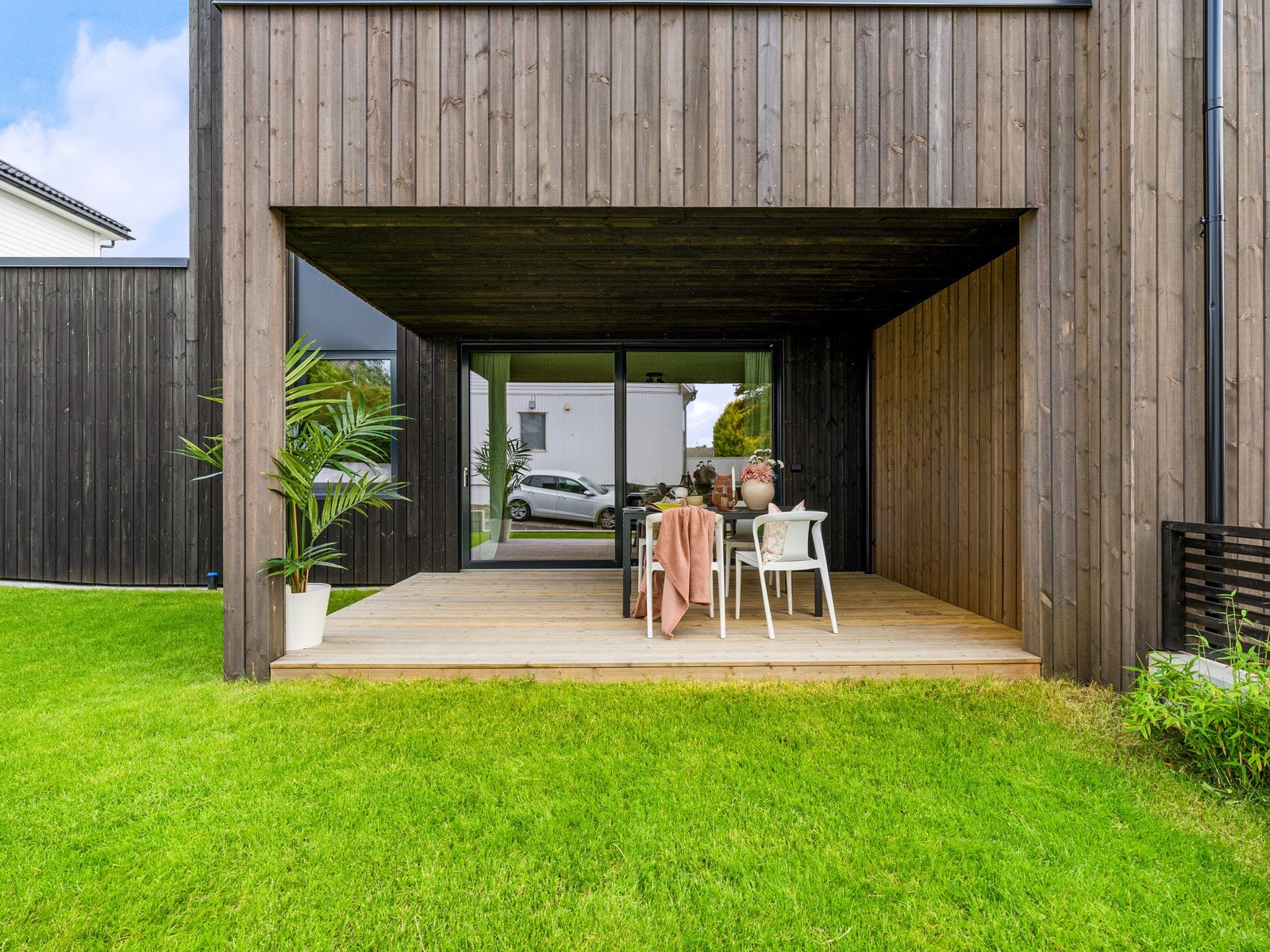 Plattingen er under tak og har videre tilkomst til hagen Galleribilde