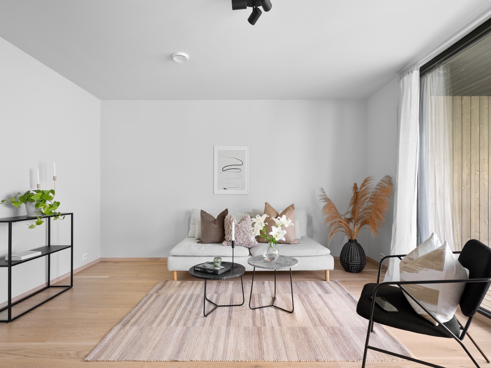 Gode muligheter til å innredes med sofagruppe, lenestoler og TV-/mediastasjon. Galleribilde