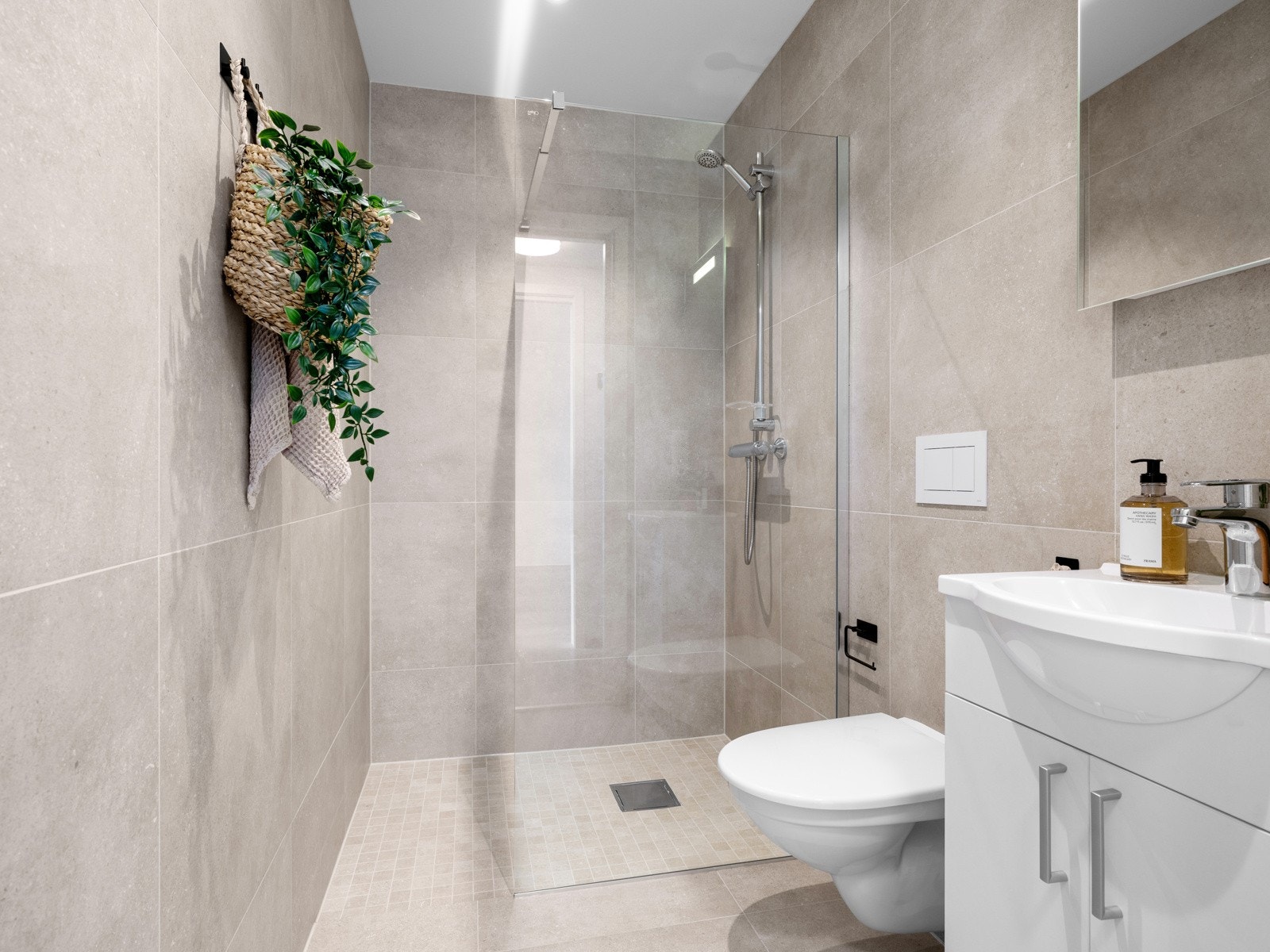 Bad med gulvvarme og dusjhørne med glassvegg. Moderne flotte fliser Galleribilde