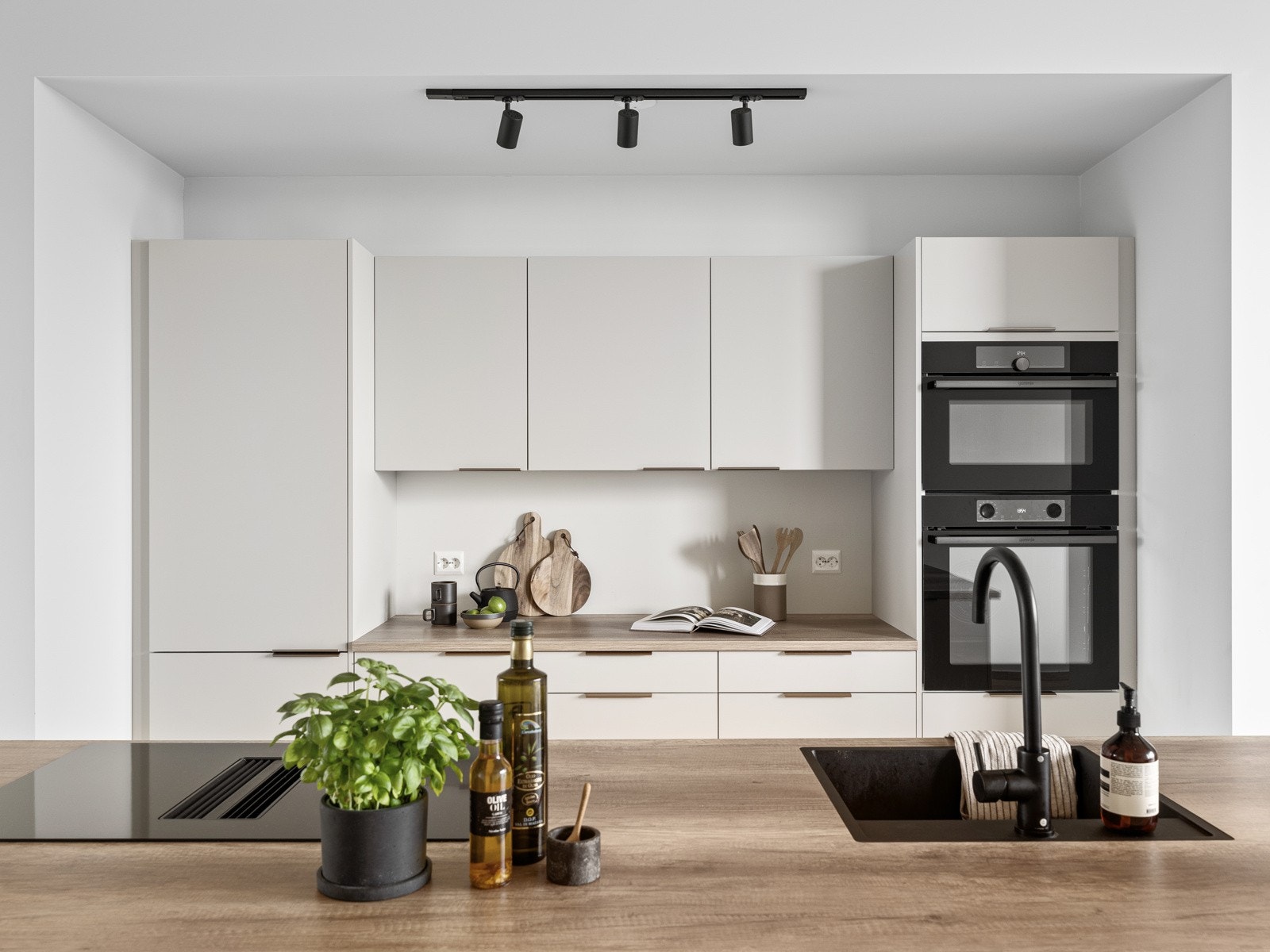 I taket er det montert arbeidsbelysning. Galleribilde