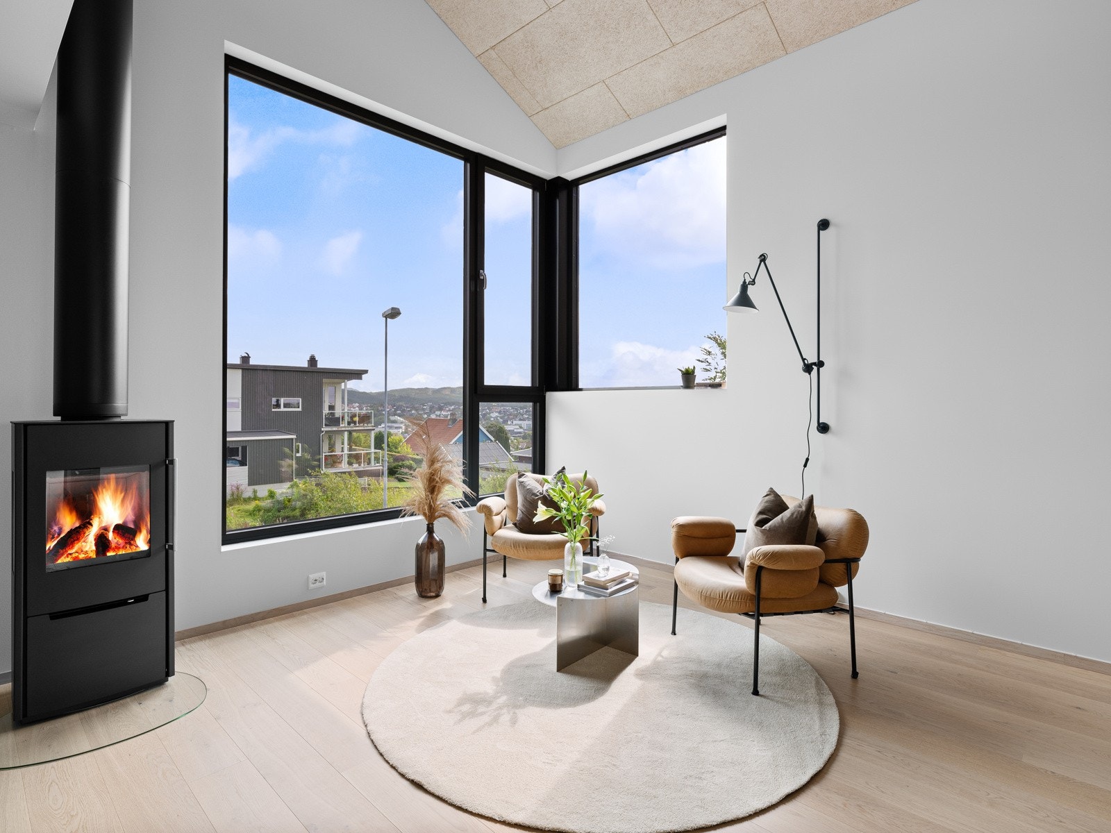 Allrommet har parkett på gulvet og lyse vegger. Galleribilde