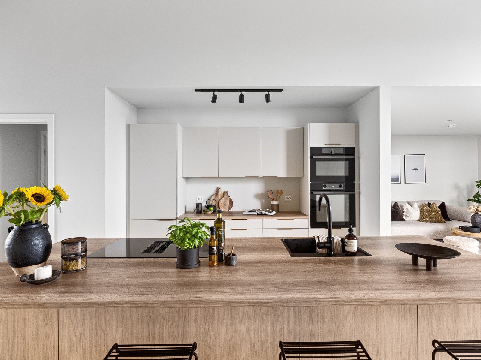 Innredningen har lyse, slette fronter og en laminatbenkeplate med nedfelt kum. Galleribilde