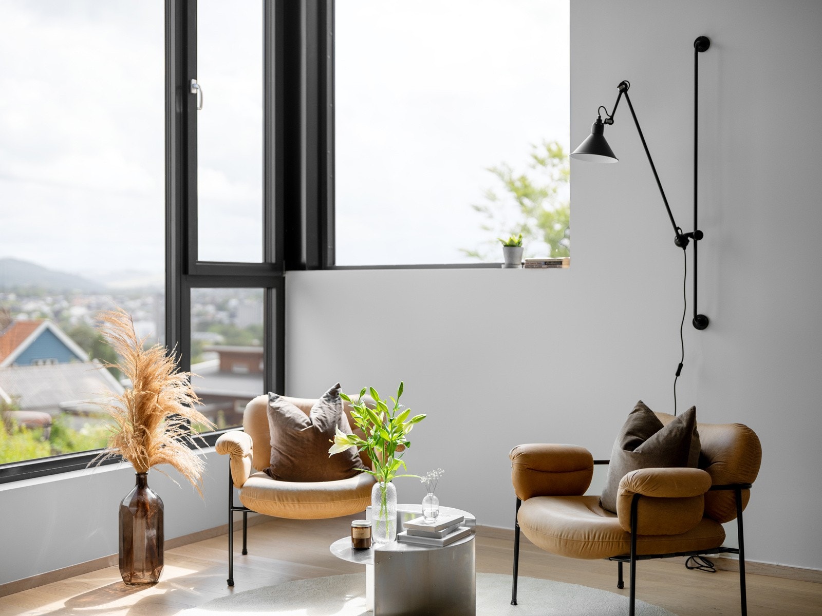 Gode vindusflater gir godt med naturlig lys inn i rommet. Galleribilde