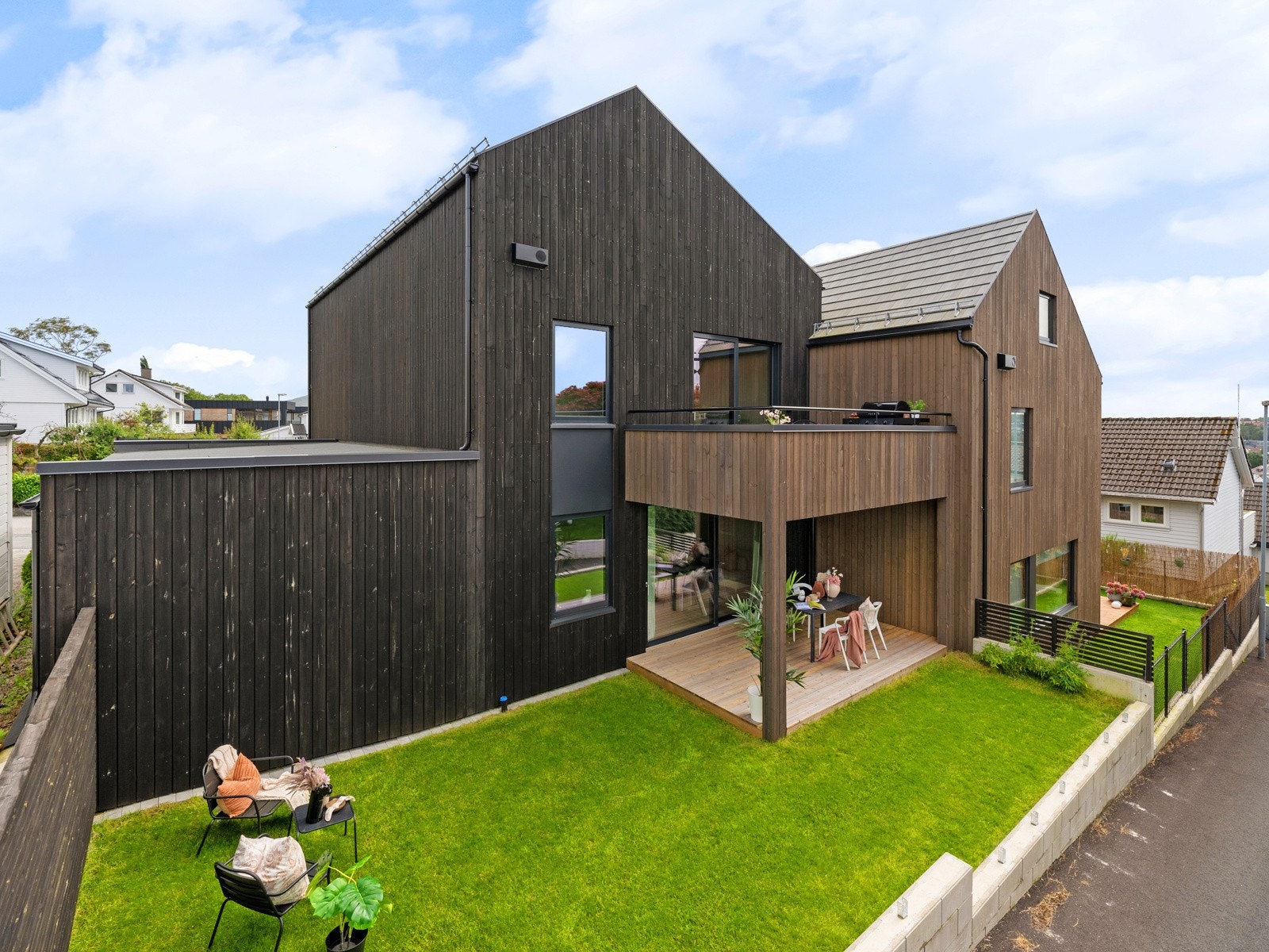 Plattingen har adkomst fra stuen i 1. etasje og byr på god plass til både grill og utemøblement Galleribilde