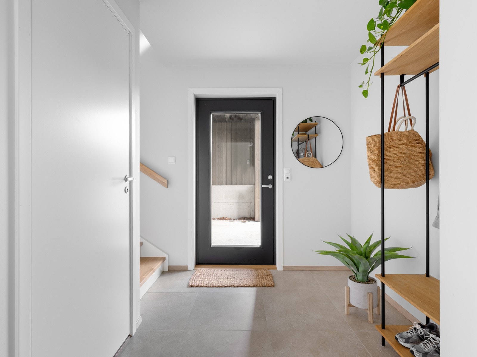 Entré med hvite vegger og fliser på gulvet, samt gulvvarme. God plass til skoskap og knagghenger Galleribilde