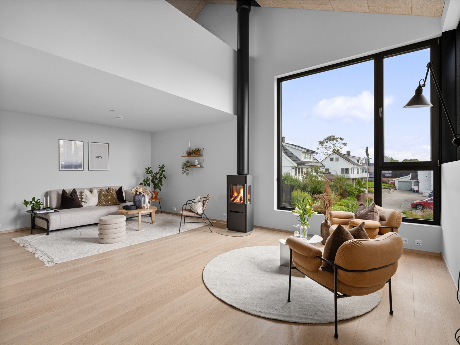 Stuen i 2. etg ligger i åpen løsning med kjøkkenet. Galleribilde