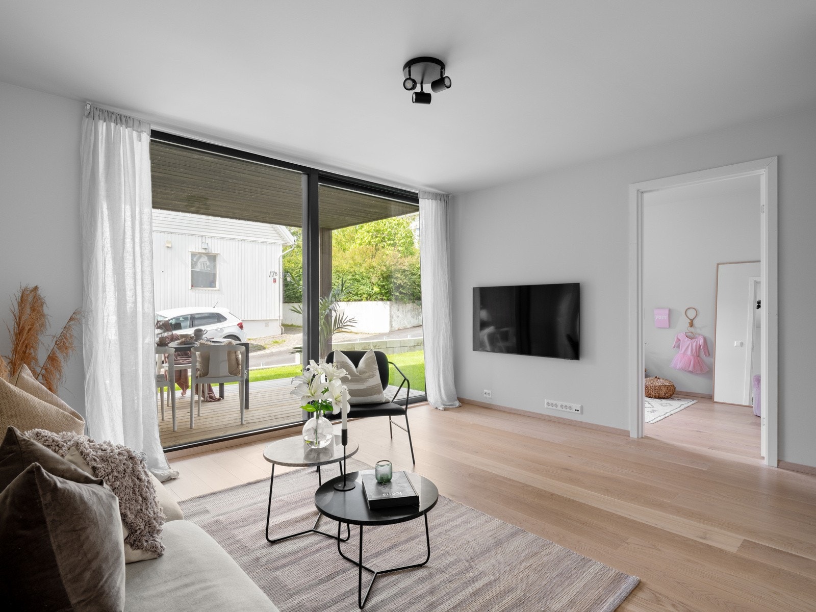 Stuen i 1. etasje oppleves som luftig og innbydende Galleribilde