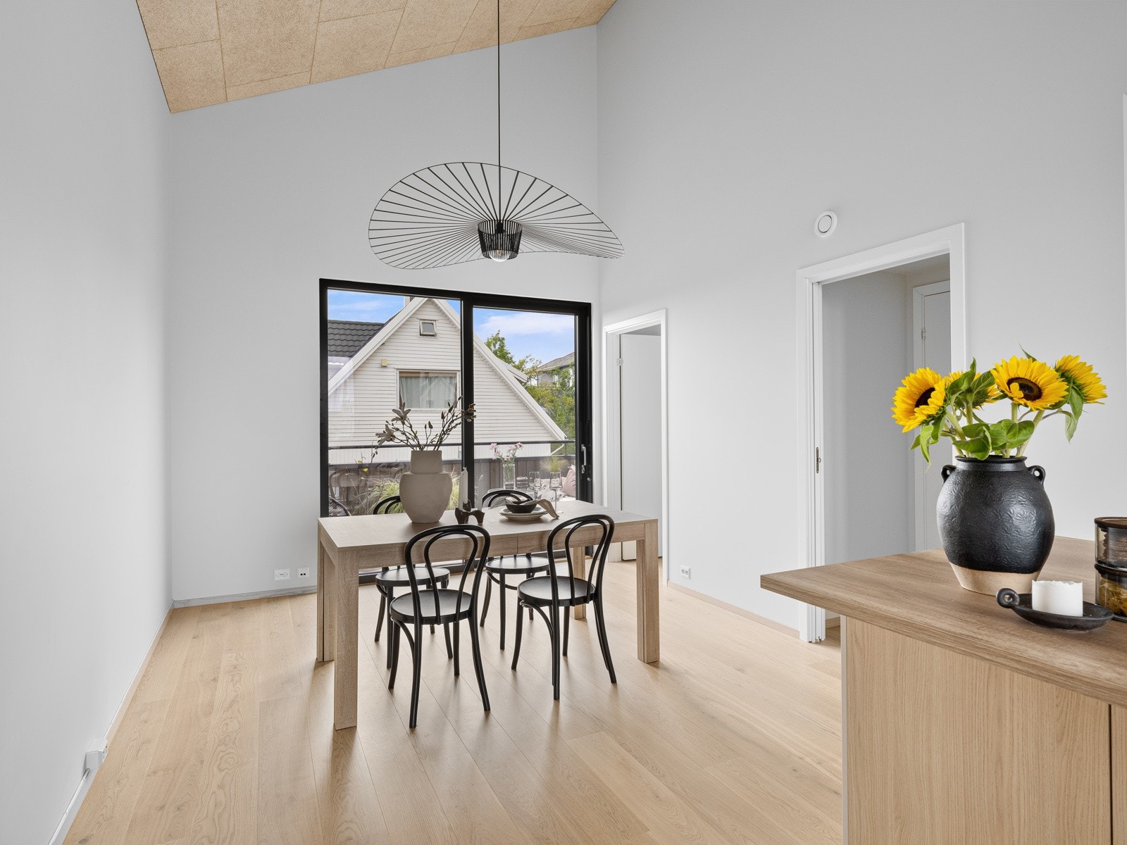 Store vinduer som sørger for godt med naturlig lys. Galleribilde