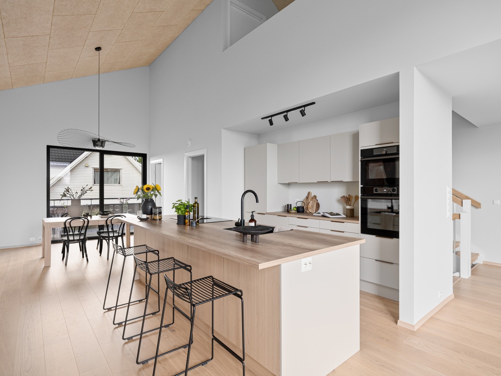 Kjøkkenøyen gir deg god plass til matlaging og underholdning. Galleribilde