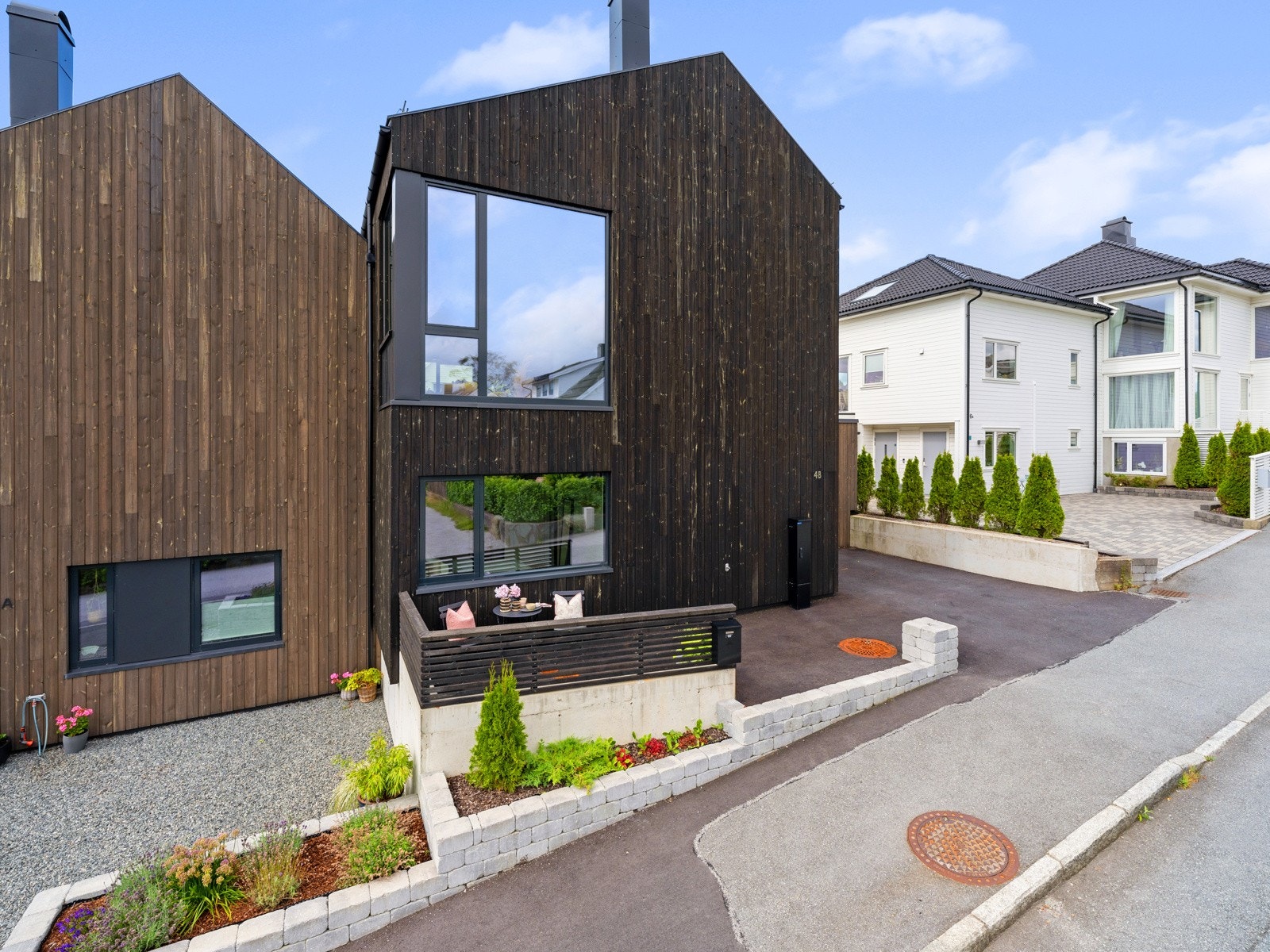 Boligen har et pent, overbygd inngangsparti med asfaltert adkomst Galleribilde