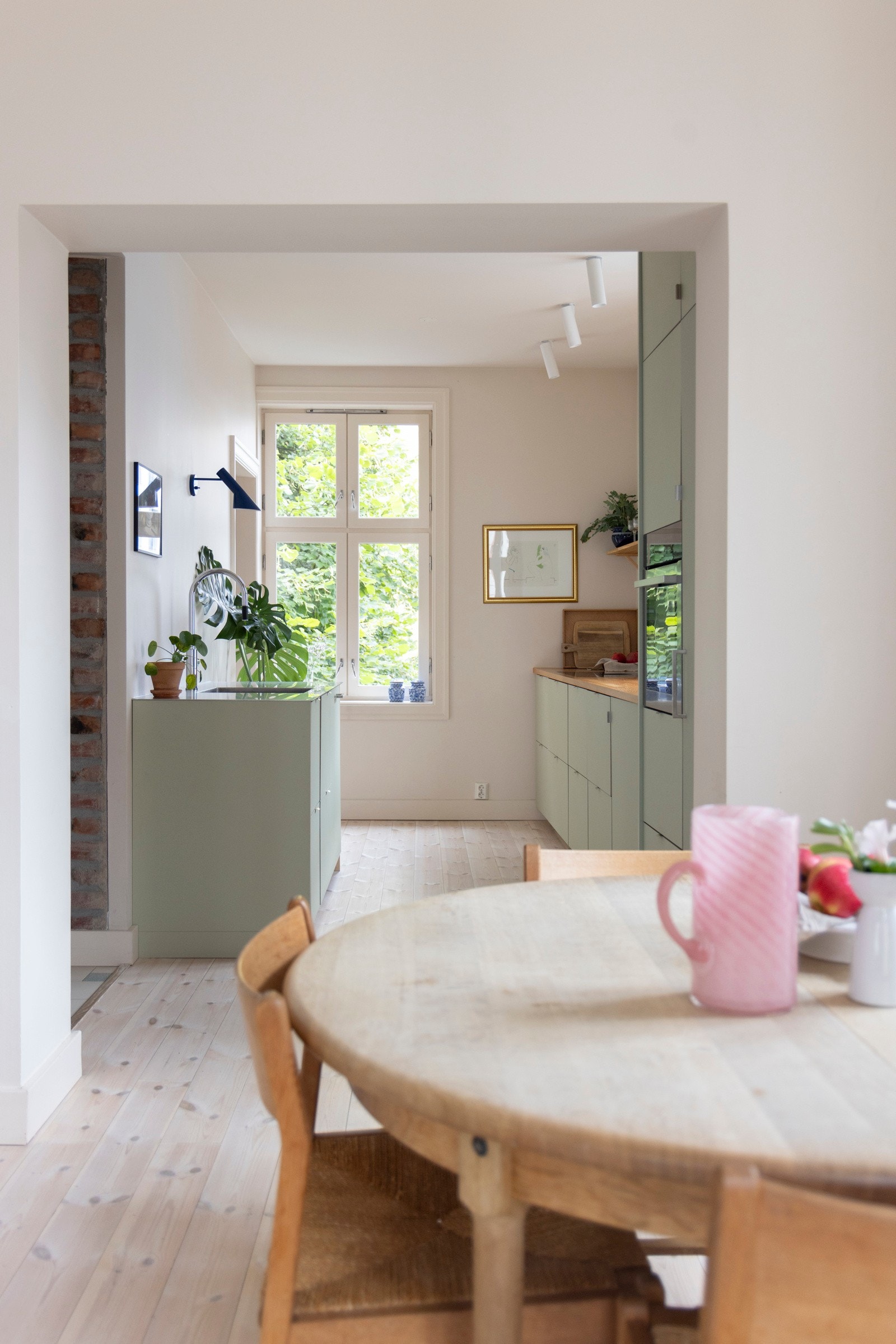 Lekkert kjøkken fra 2021 med linoleum fronter, heltre benkeplate og støpt stålbenk. Galleribilde