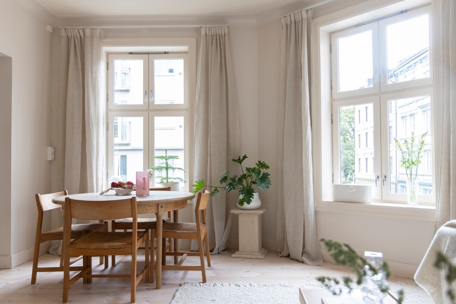 Romslig og innbydende stue god takhøyde og en rekke store vindusflater med dype karmer. Galleribilde