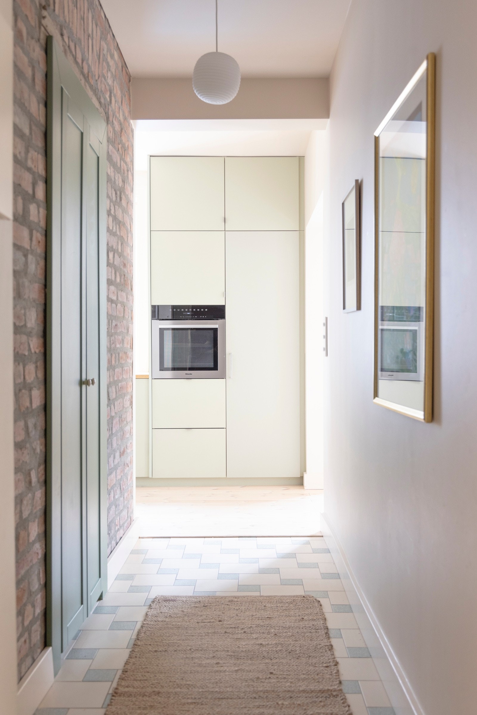 Entréen gir et meget godt førsteinntrykk av leiligheten med nydelig teglsteinvegg, Winckelmans fliser på gulv og integrert snekkerbygd skap. Galleribilde