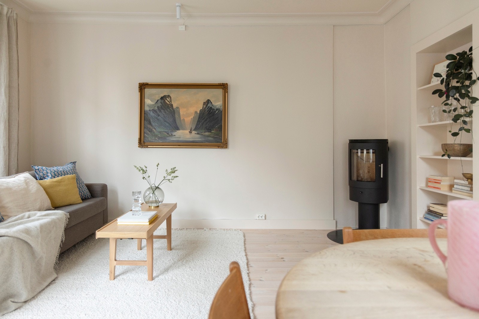 Alle overflater ble pusset opp i 2021/22 inkludert nye lister. Galleribilde