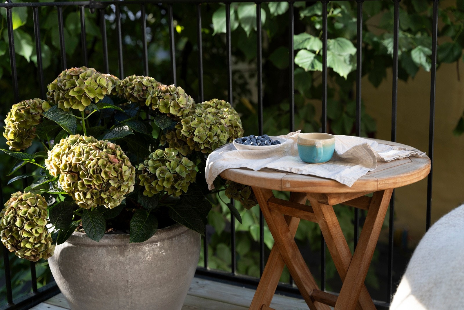 Balkongen vender mot grønne omgivelser. Galleribilde