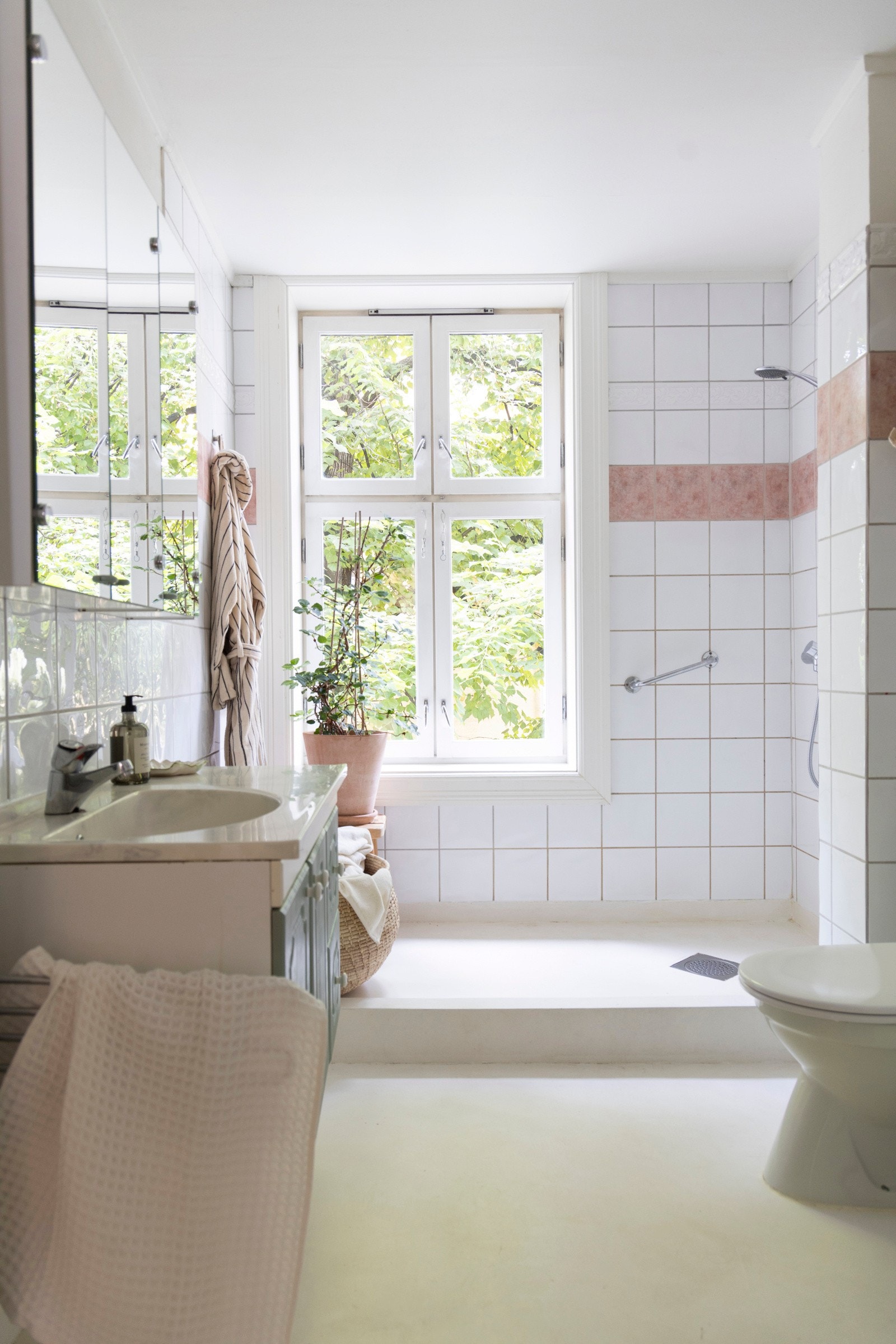 Lyst og romslig bad med mikrosement på gulv og fliser på vegger. Galleribilde