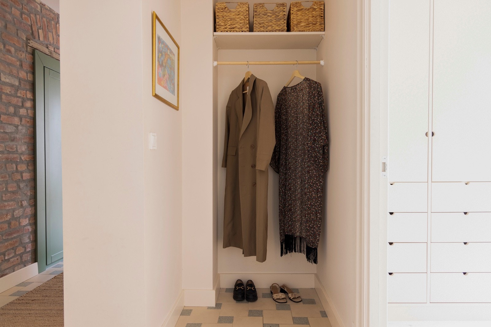 Gang i tilknytning til entréen med god oppbevaringsplass. Leiligheten disponerer 3 eksterne boder på totalt ca 24 kvm. Galleribilde