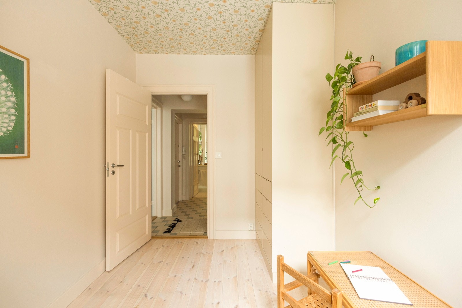 Soverommet har en nydelig tapet i himling og vegger malt i delikat fargetone. Galleribilde