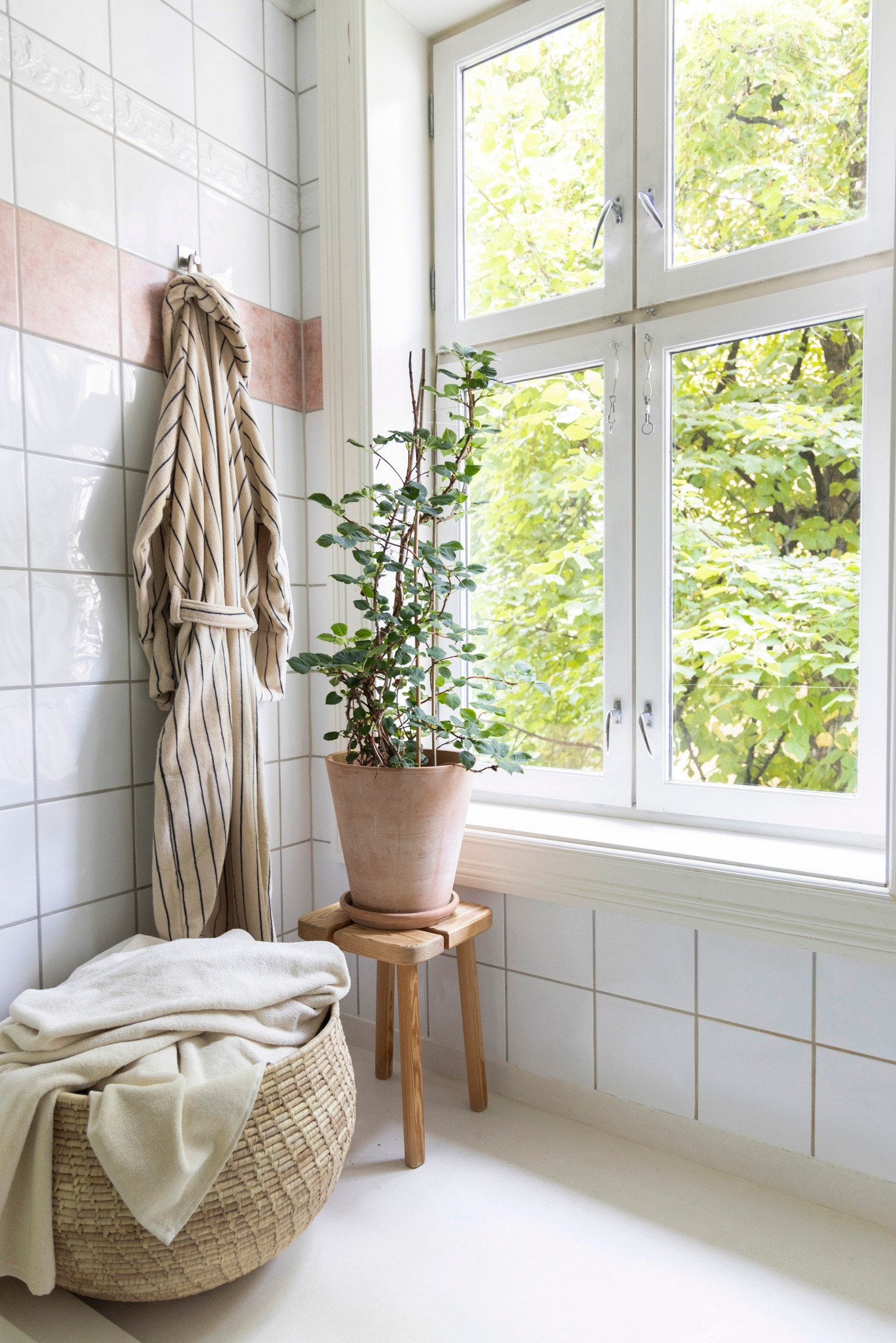 Den store vindusflaten bidrar til en lys og luftig atmosfære på badet. Galleribilde