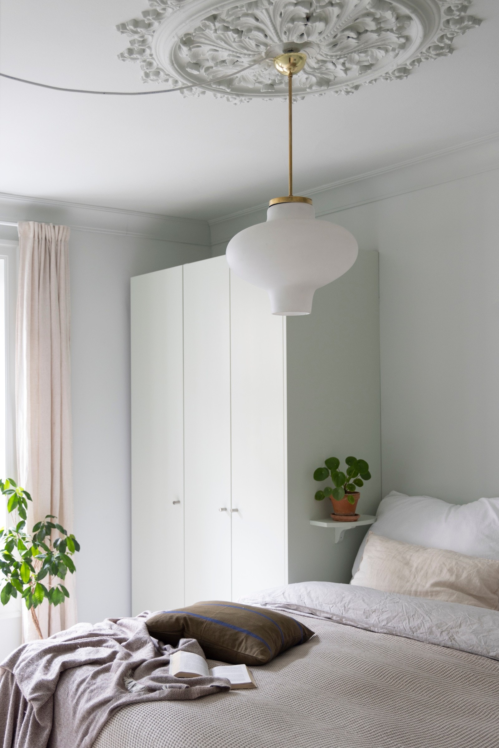 Innbydende hovedsoverom med rosett i himling og takhøyde på ca. 2,73 meter. Galleribilde