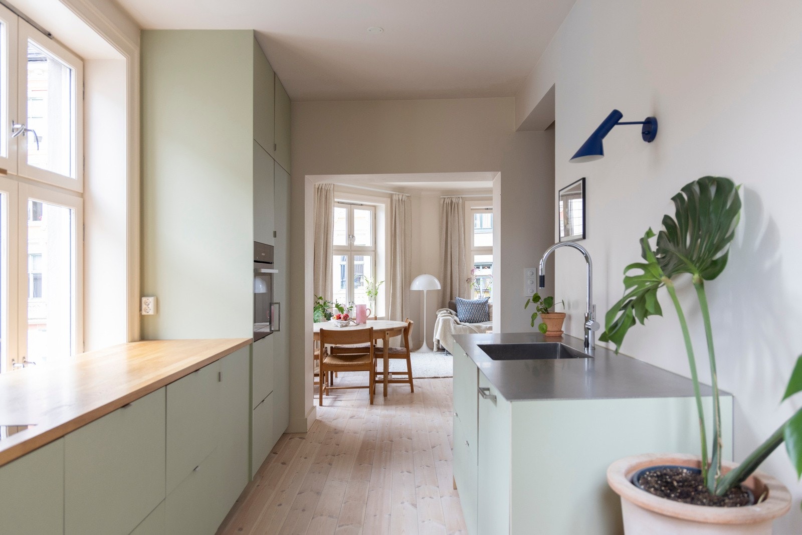 Integrerte hvitevarer: induksjonstopp med integrert kullfilter, opphøyd stekeovn, oppvaskmaskin, kjøleskap og fryser i underskap. Galleribilde