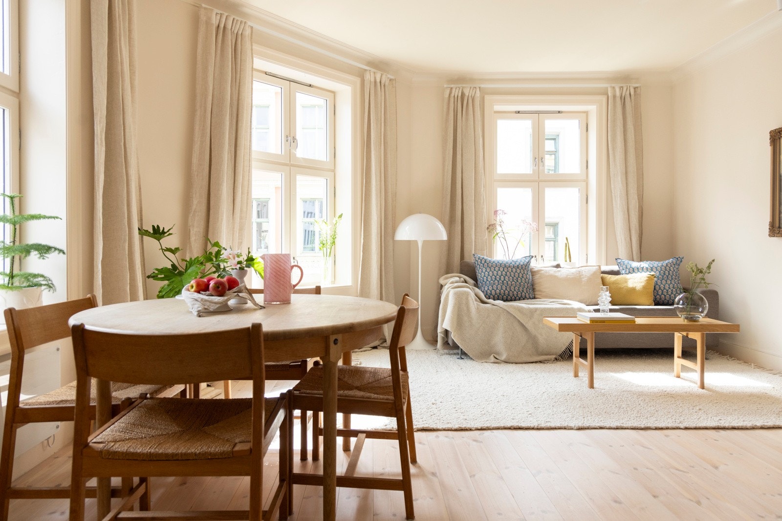 Velkommen til Grüners gate 4, en lekker og romslig 4-roms hjørneleilighet beliggende i en klassisk bygård. Galleribilde