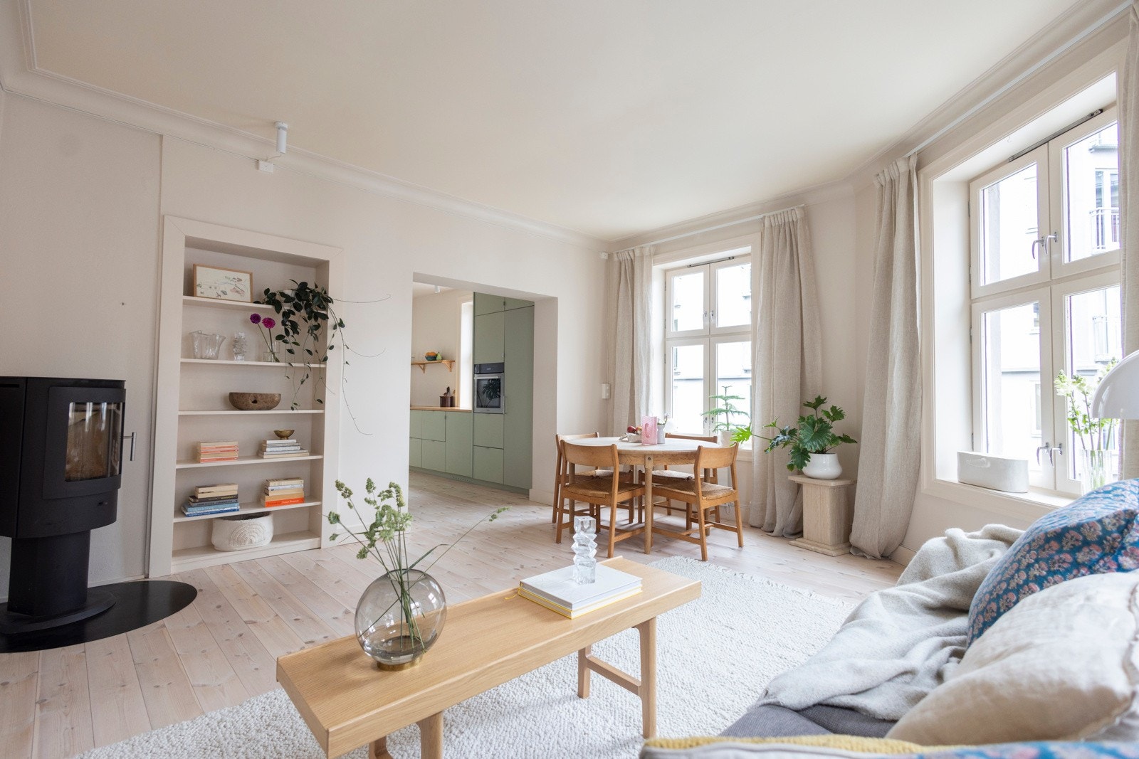 Store deler av leiligheten ble pusset opp i 2021/22 og fremstår som et meget gjennomført hjem. Galleribilde