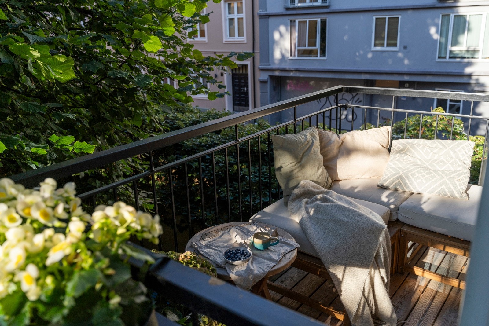 Balkongen gir fin plass til sittegruppe og grill. Galleribilde