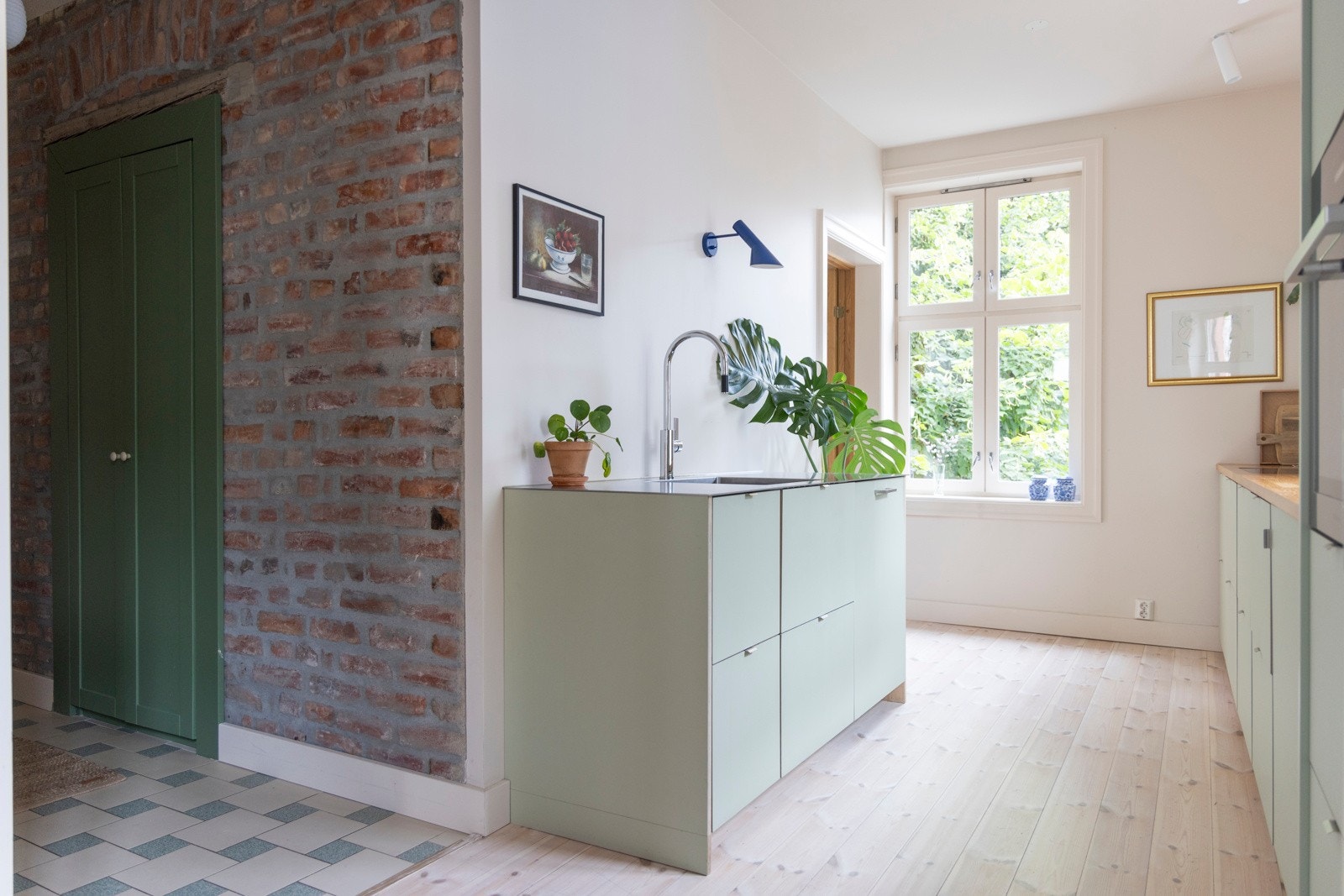 Kjøkkenet har rikelig med arbeidsplass i form av skap- og benkeplass. Galleribilde