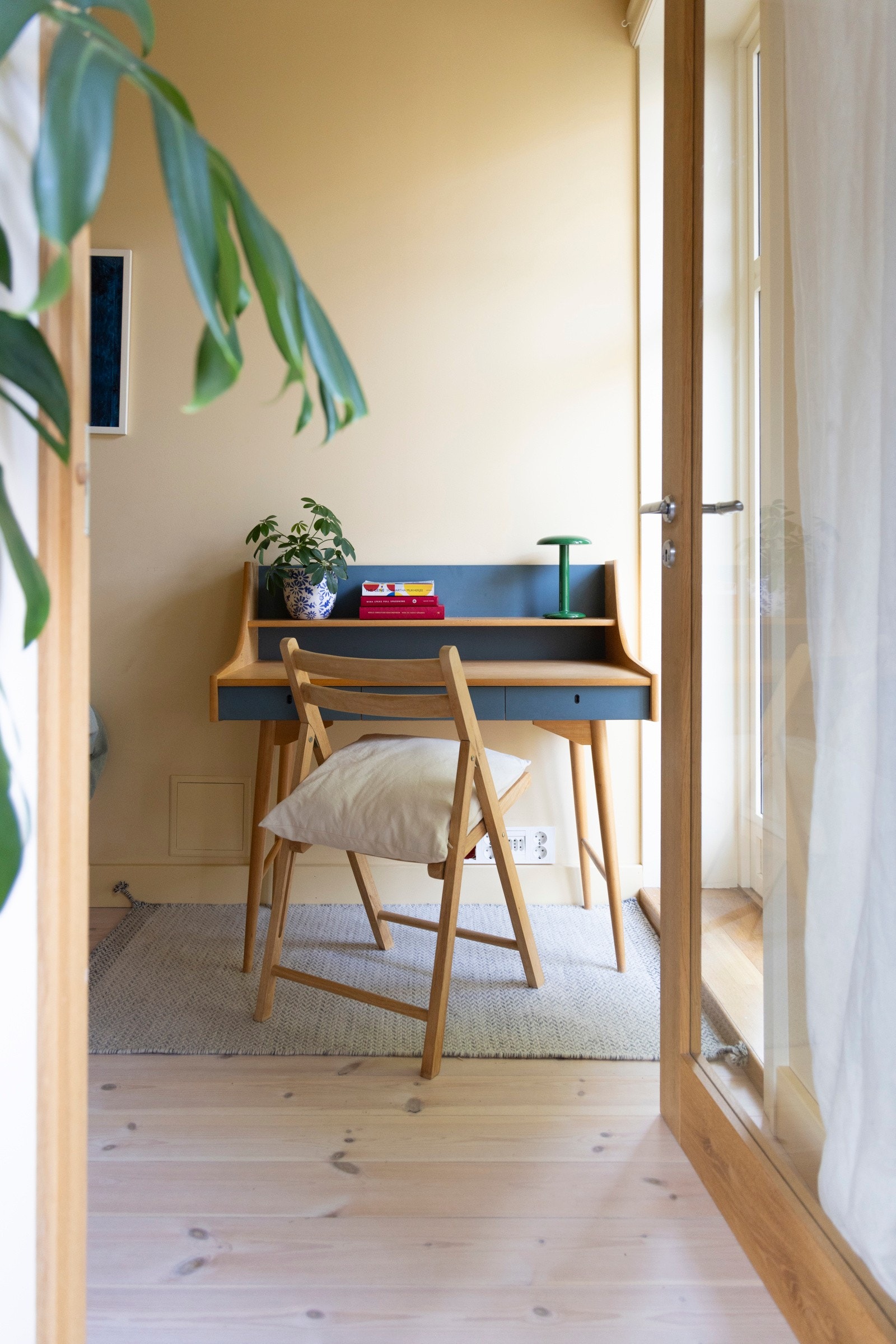 Adkomst fra kjøkken til et nydelig soverom som egner seg utmerket som gjesterom og kontor. Galleribilde