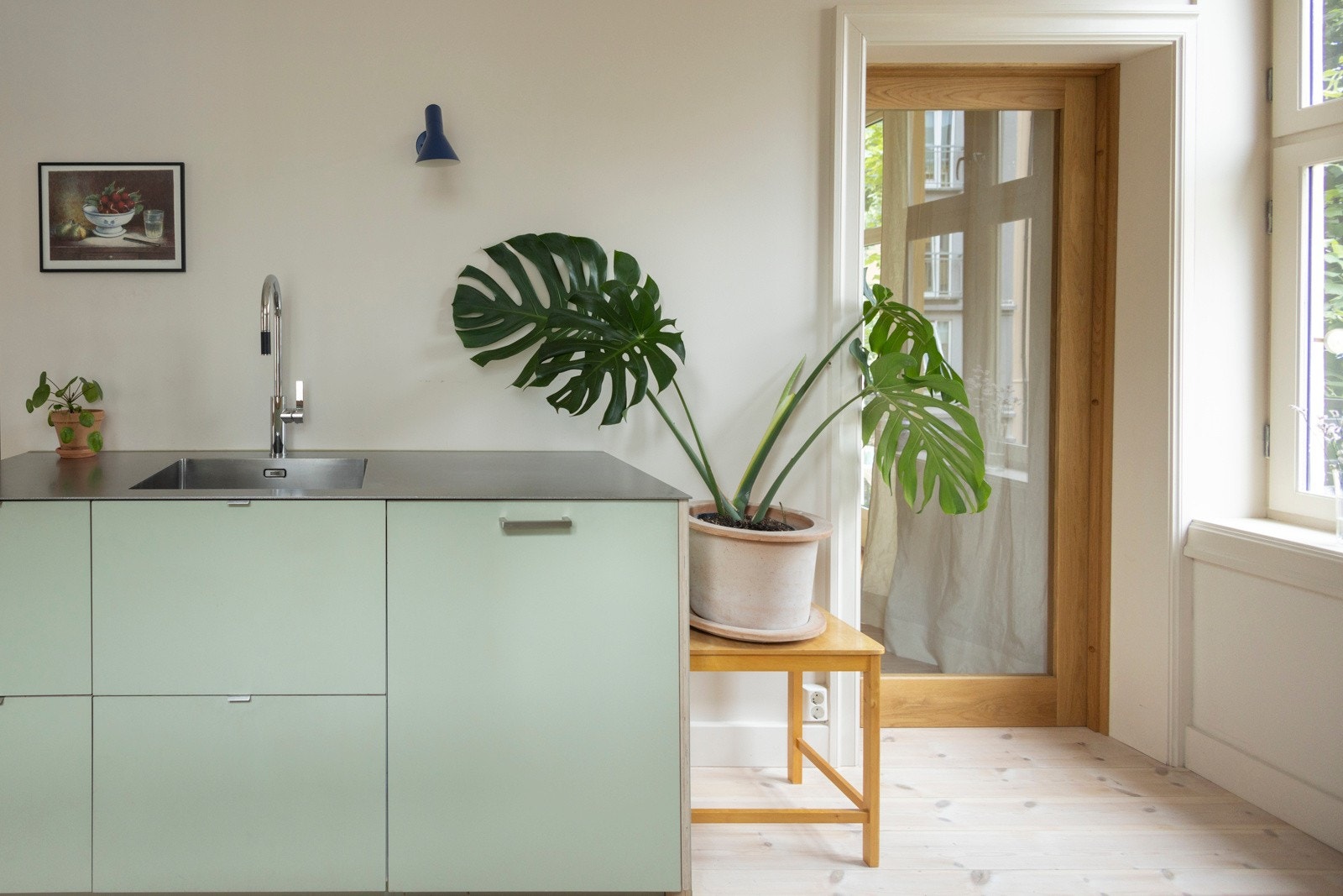 Støpt stålbenk med nedfelt kum og blandebatteri fra Tapwell. Galleribilde