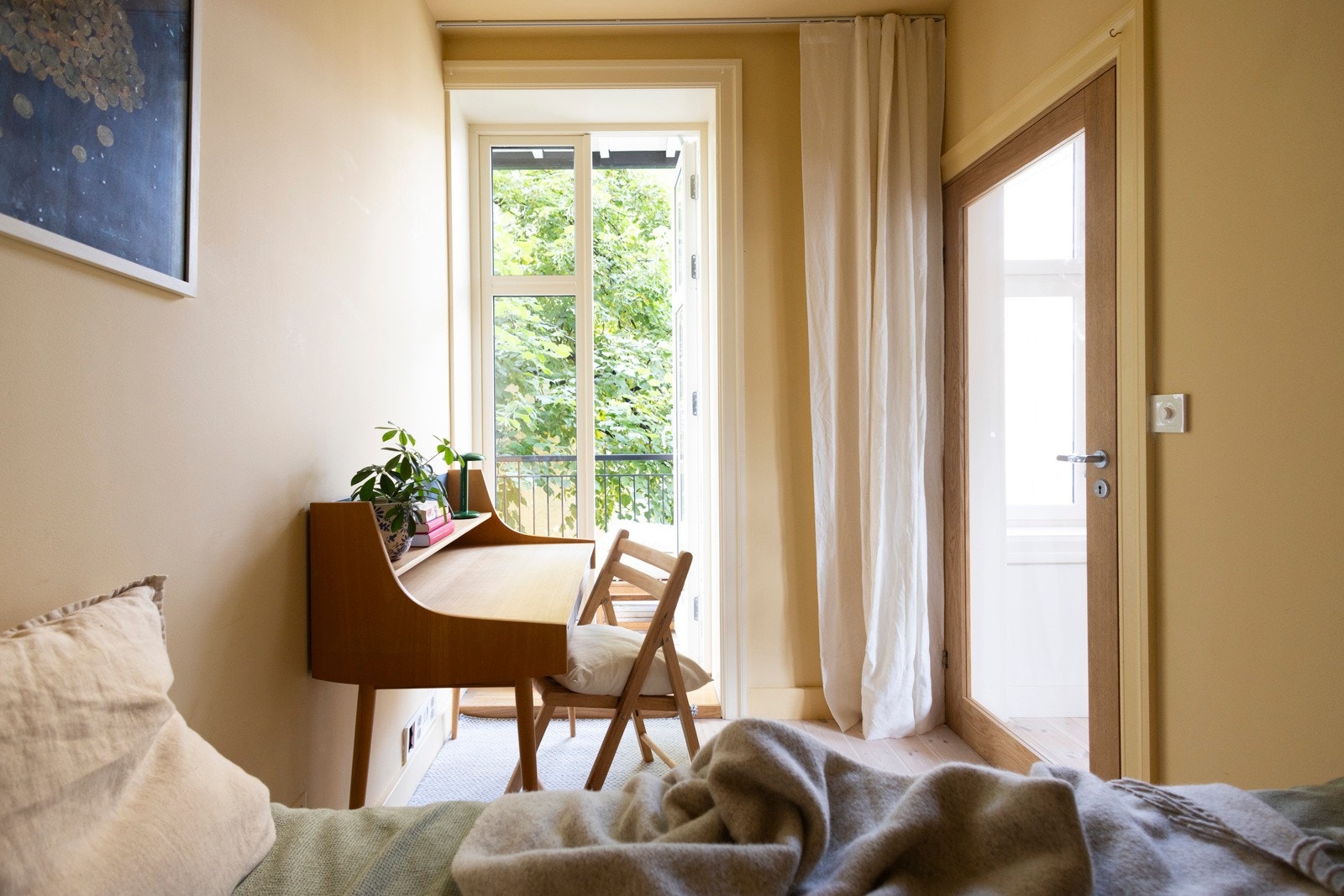 Nydelig heltre eikedør med glassflate mellom soverom og kjøkken. Galleribilde