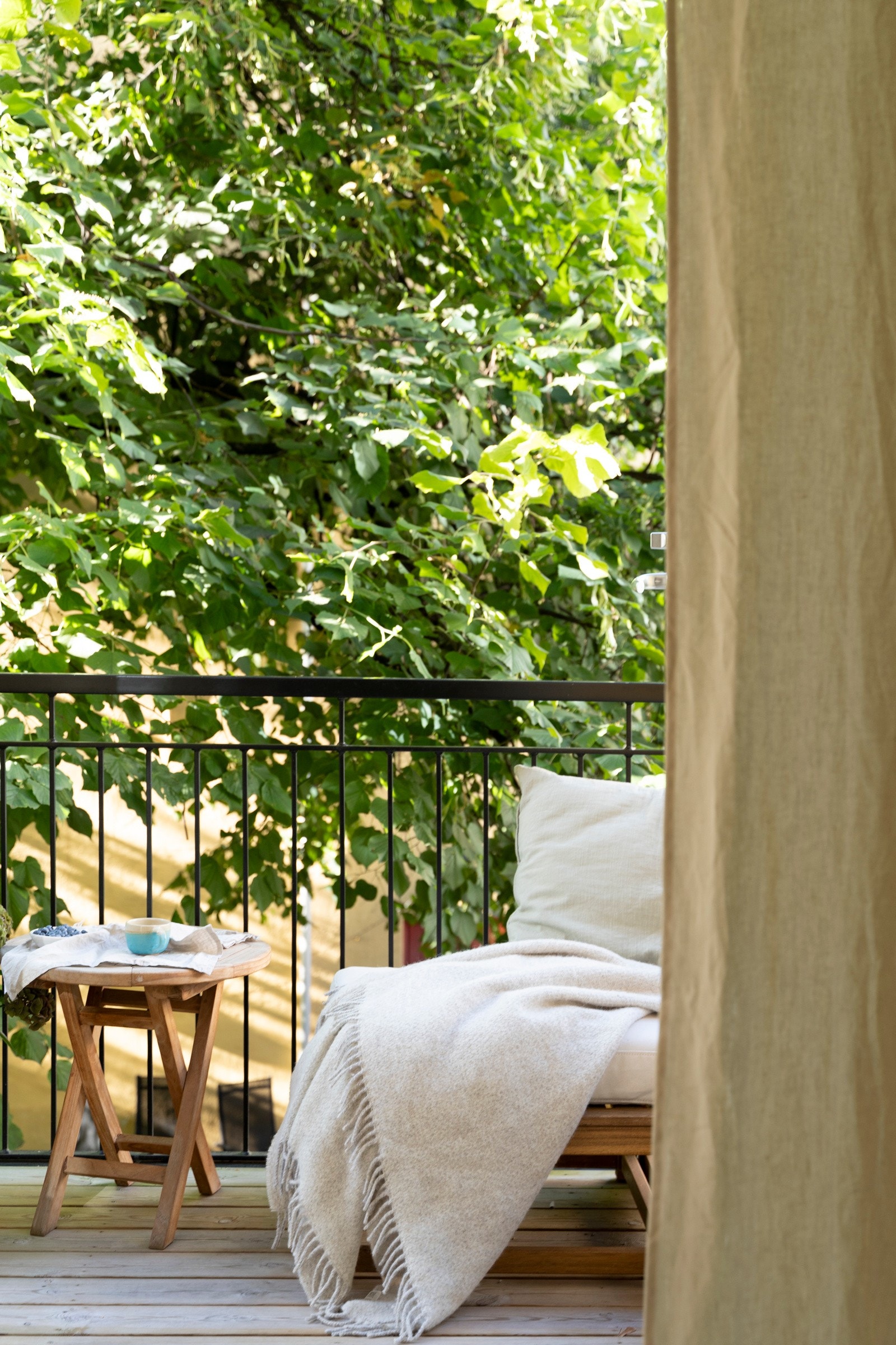 Leiligheten har en koselig balkong på ca. 3,4 kvm vendt mot rolig og frodig bakgård. Galleribilde