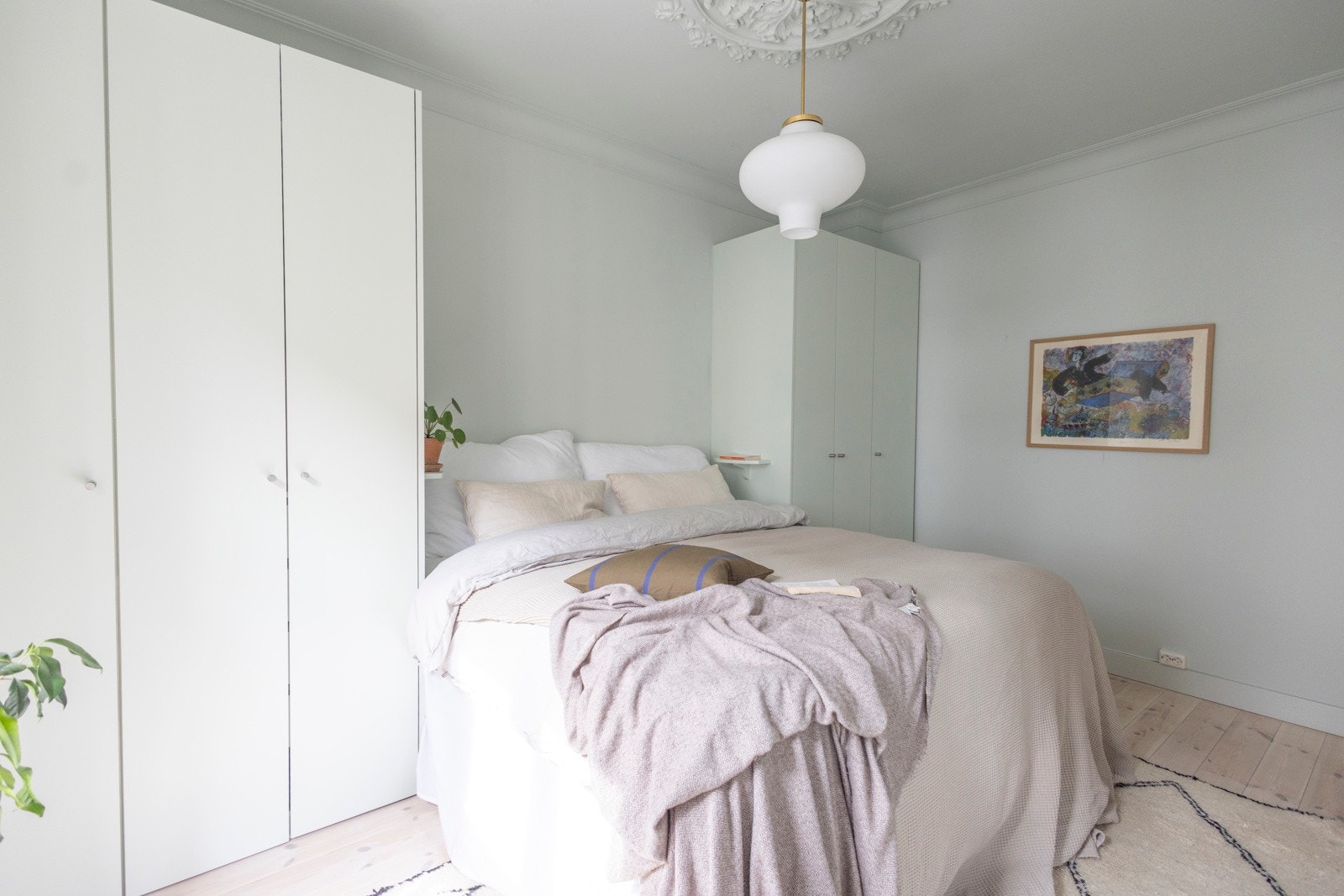 Hovedsoverommet er innredet med store plassbygde garderobeskap. Galleribilde