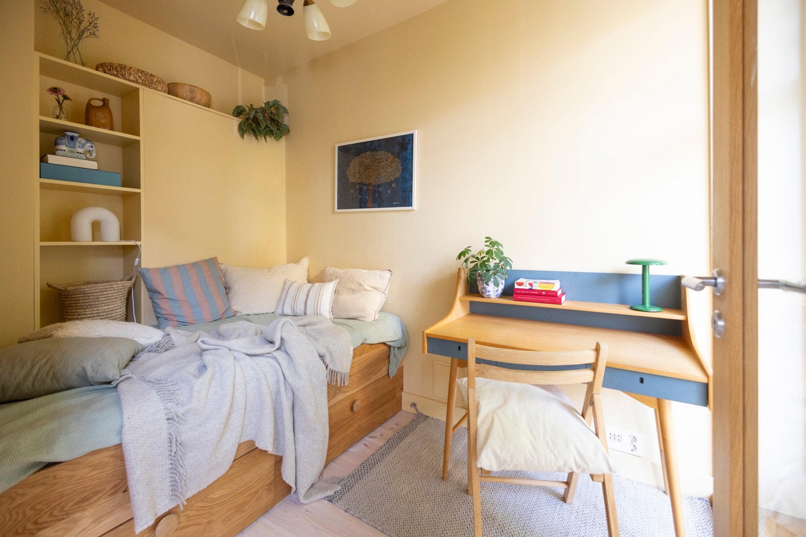 Soverommet er innredet med heltre snekkerbygget seng (120 cm) med oppbevaring. Galleribilde