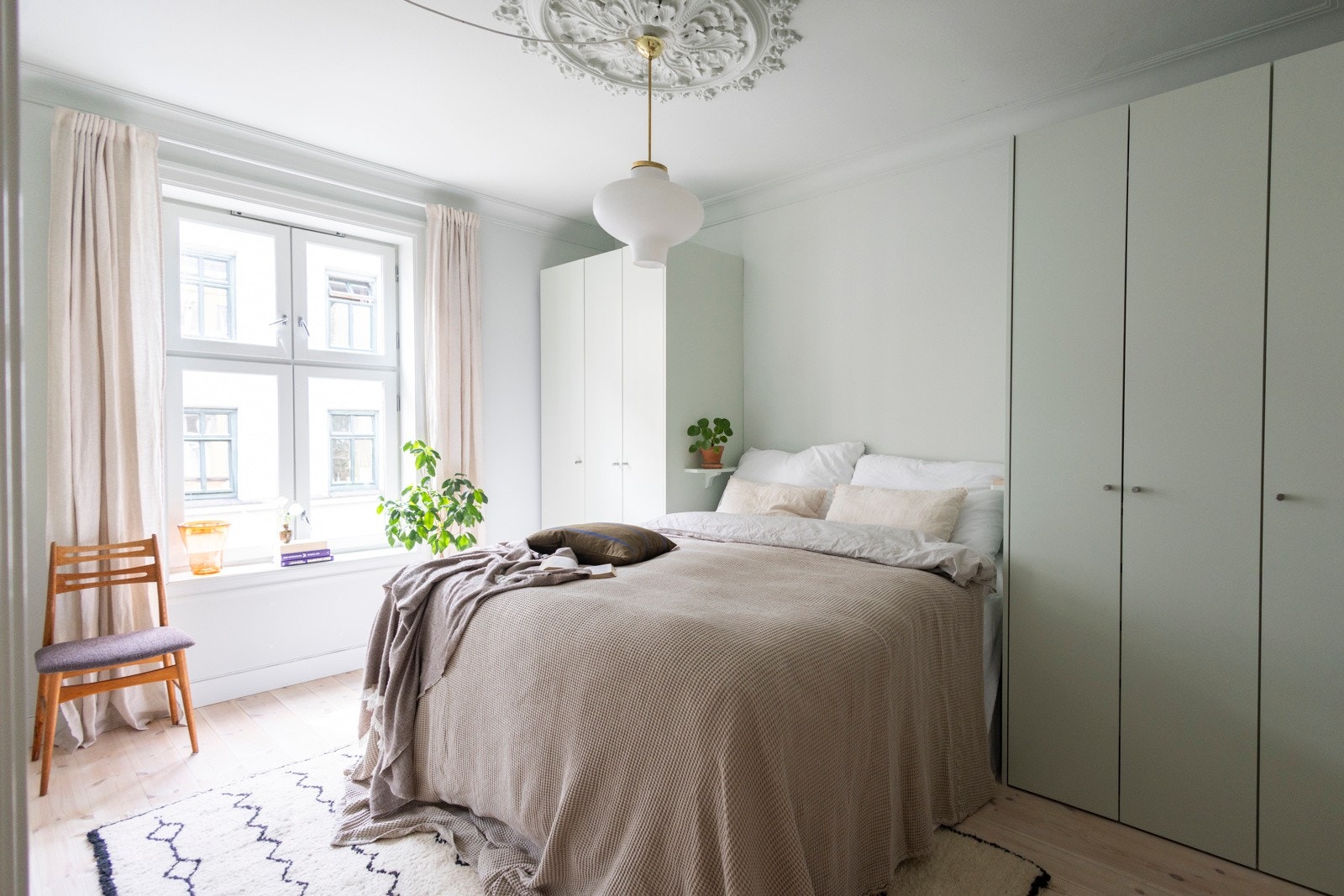 Stor vindusflate som gir en luftig atmosfære. Galleribilde