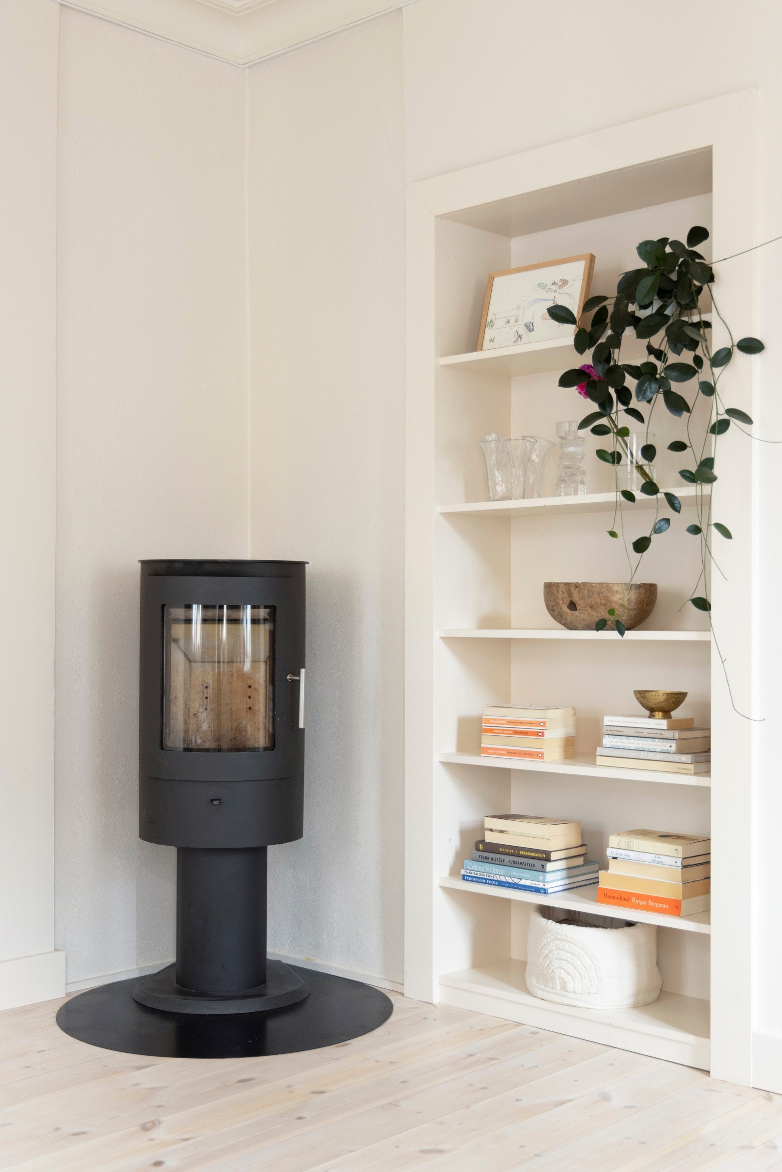 Ny moderne peisovn i 2021/22 som byr på ekstra hygge og varmer godt. Galleribilde