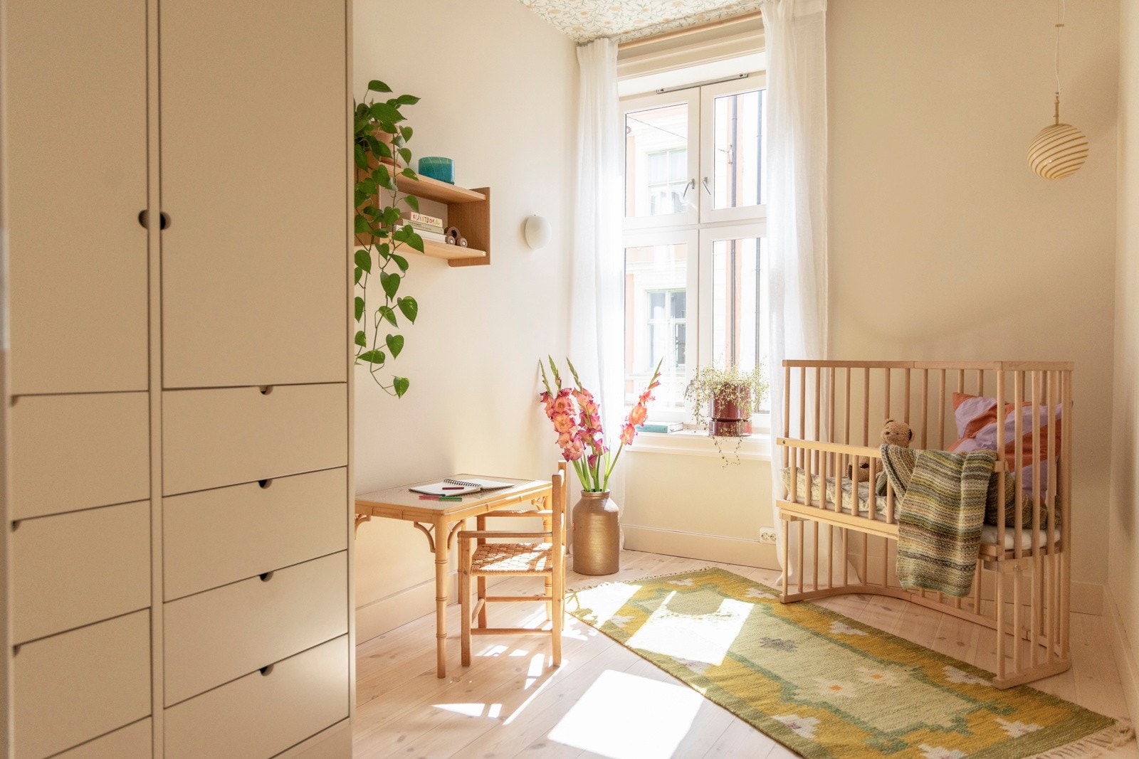 Soverom II er av god størrelse og innredet med plassbygd garderobeskap. Her er det god plass til dobbeltseng. Galleribilde