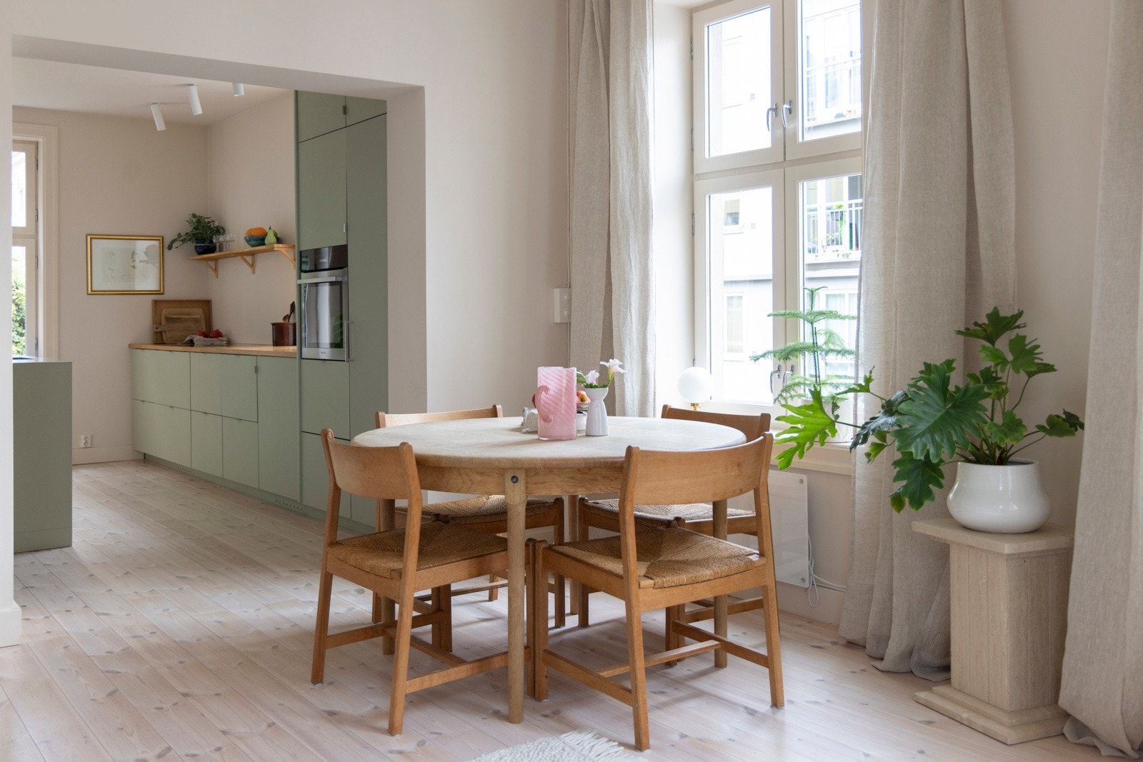 Gjennomgående pent furugulv fra 2021. Gulvet er limt til dekket og kan slipes evig. Galleribilde